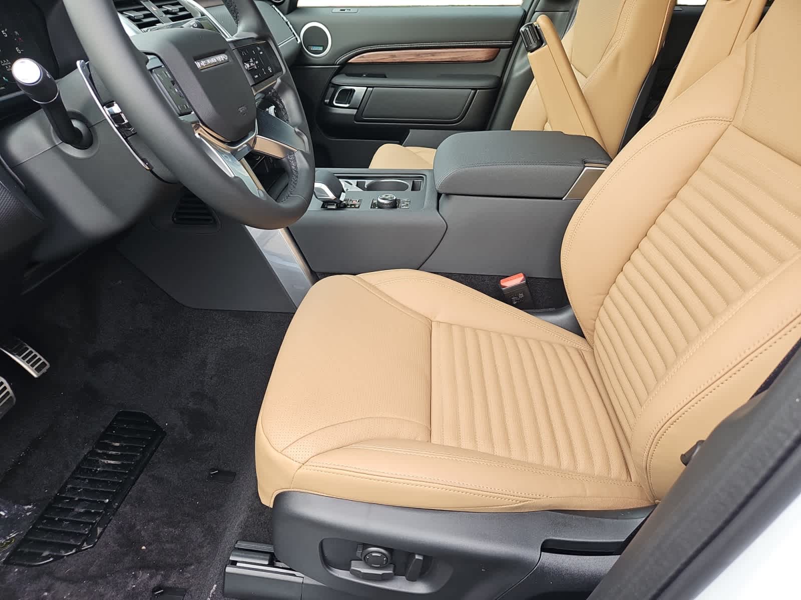 new 2025 Land Rover Discovery car, priced at $75,278
