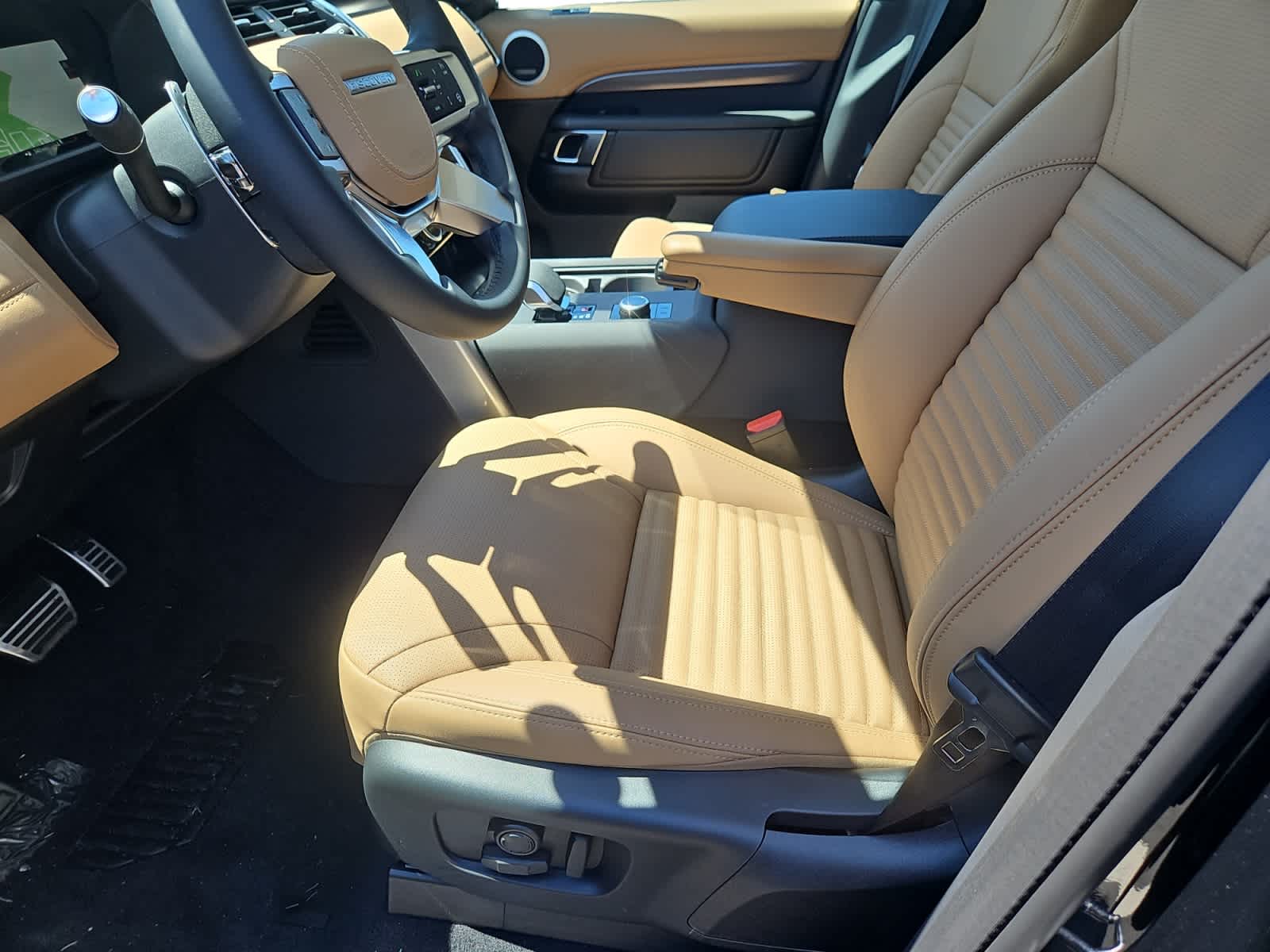 new 2025 Land Rover Discovery car, priced at $83,788