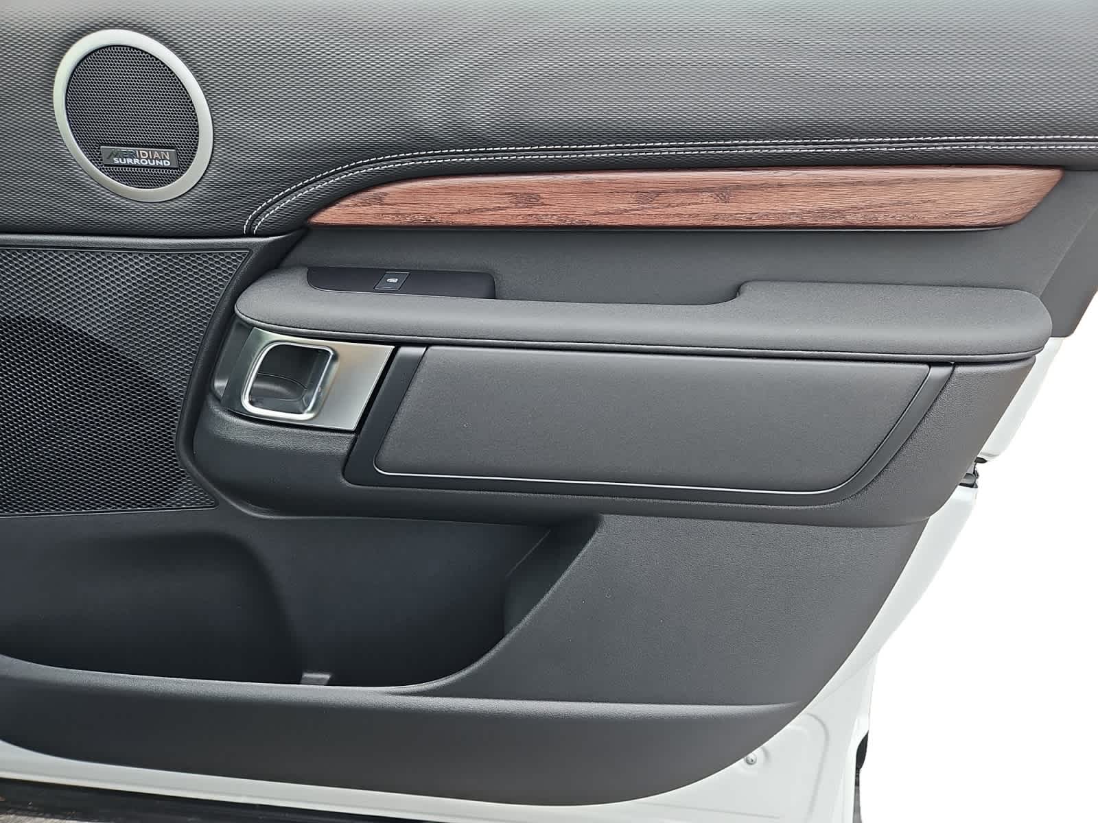 new 2025 Land Rover Discovery car, priced at $75,278