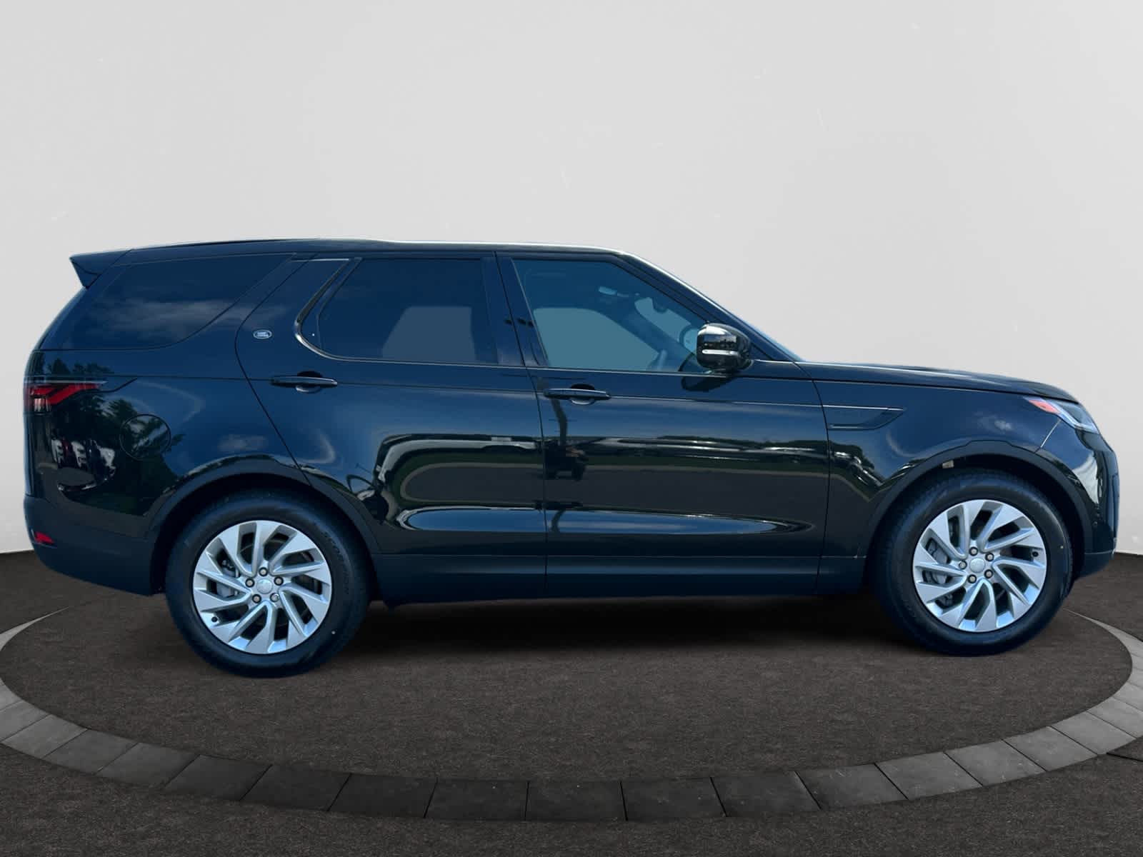 new 2025 Land Rover Discovery car, priced at $64,718