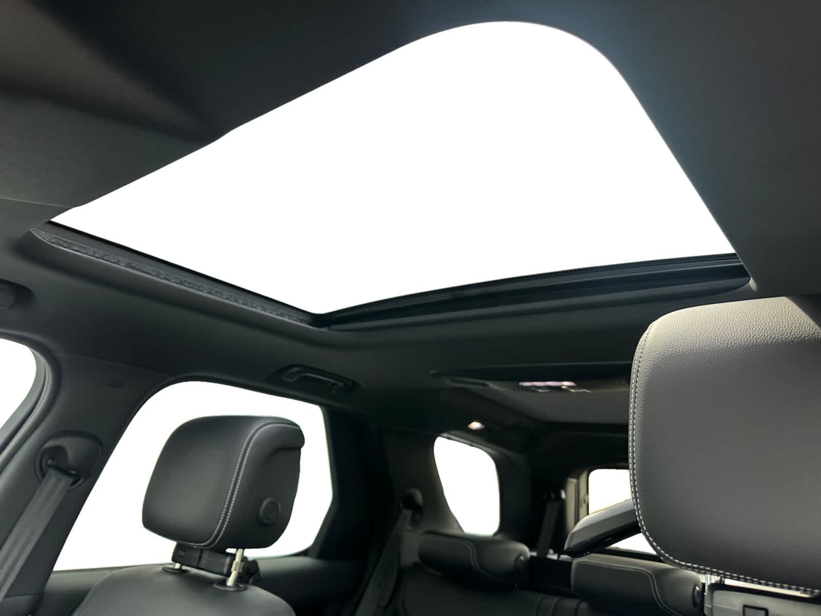new 2025 Land Rover Discovery car, priced at $69,228