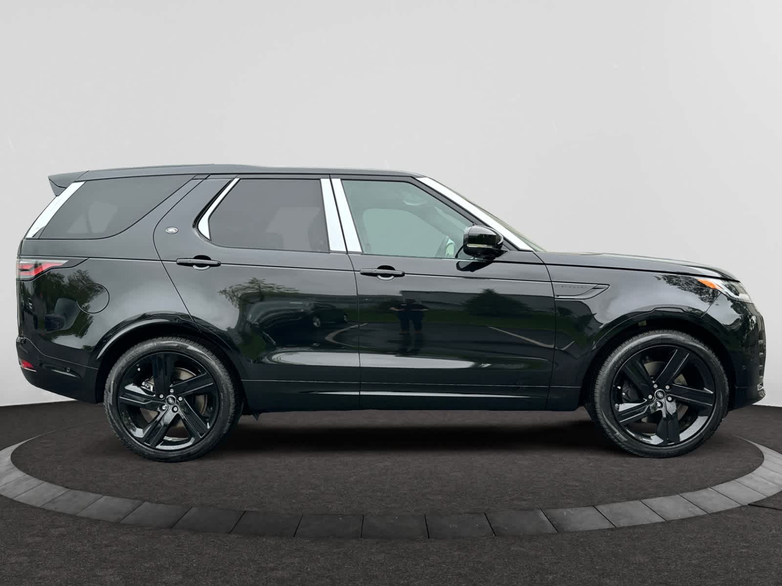 new 2025 Land Rover Discovery car, priced at $78,828