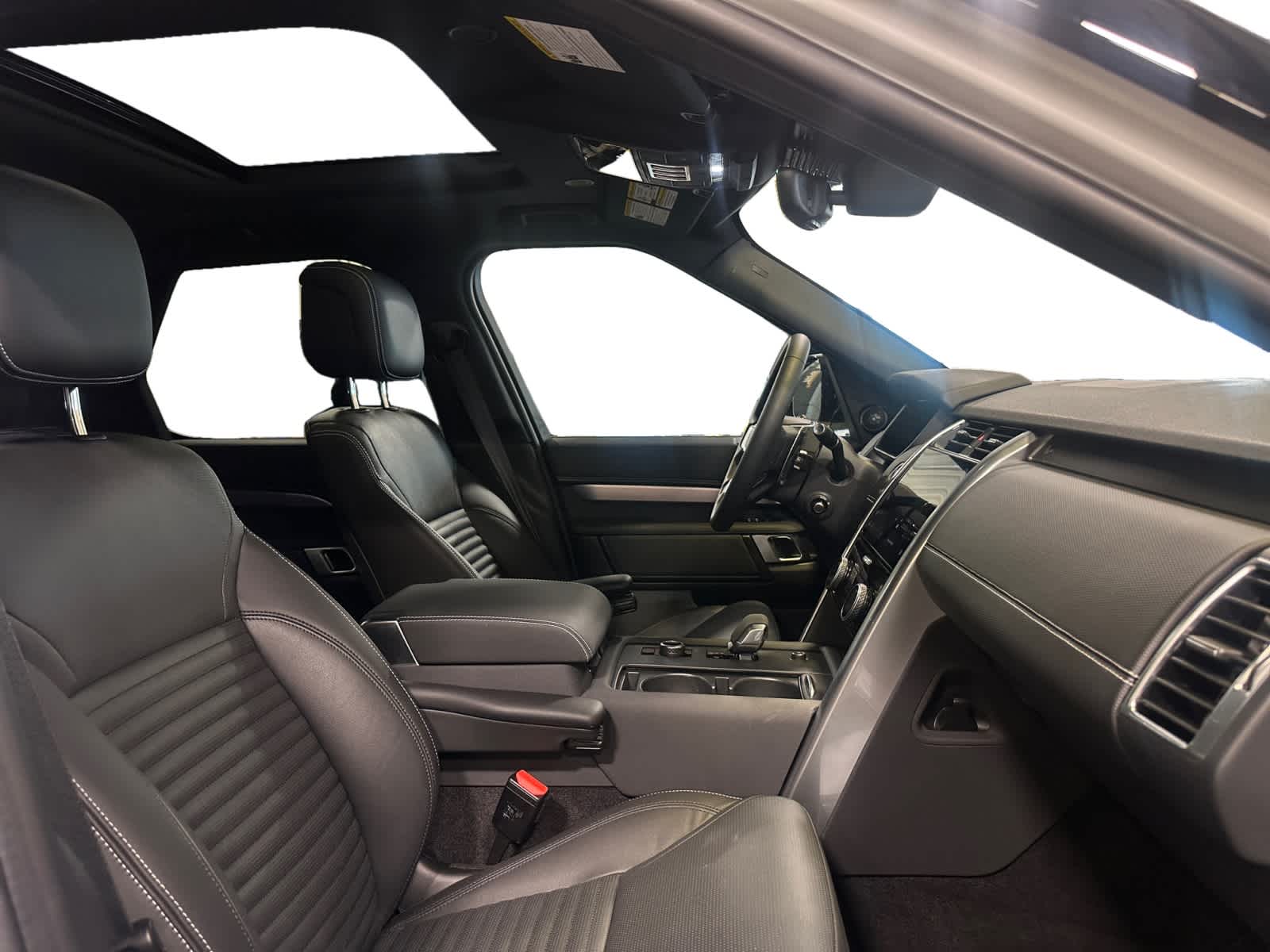 used 2024 Land Rover Discovery car, priced at $61,998