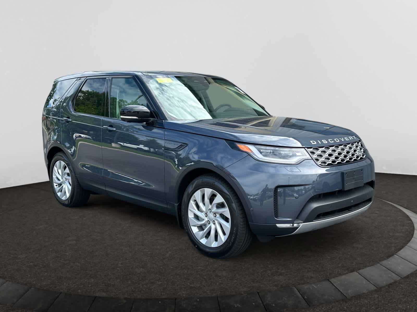 new 2025 Land Rover Discovery car, priced at $69,378