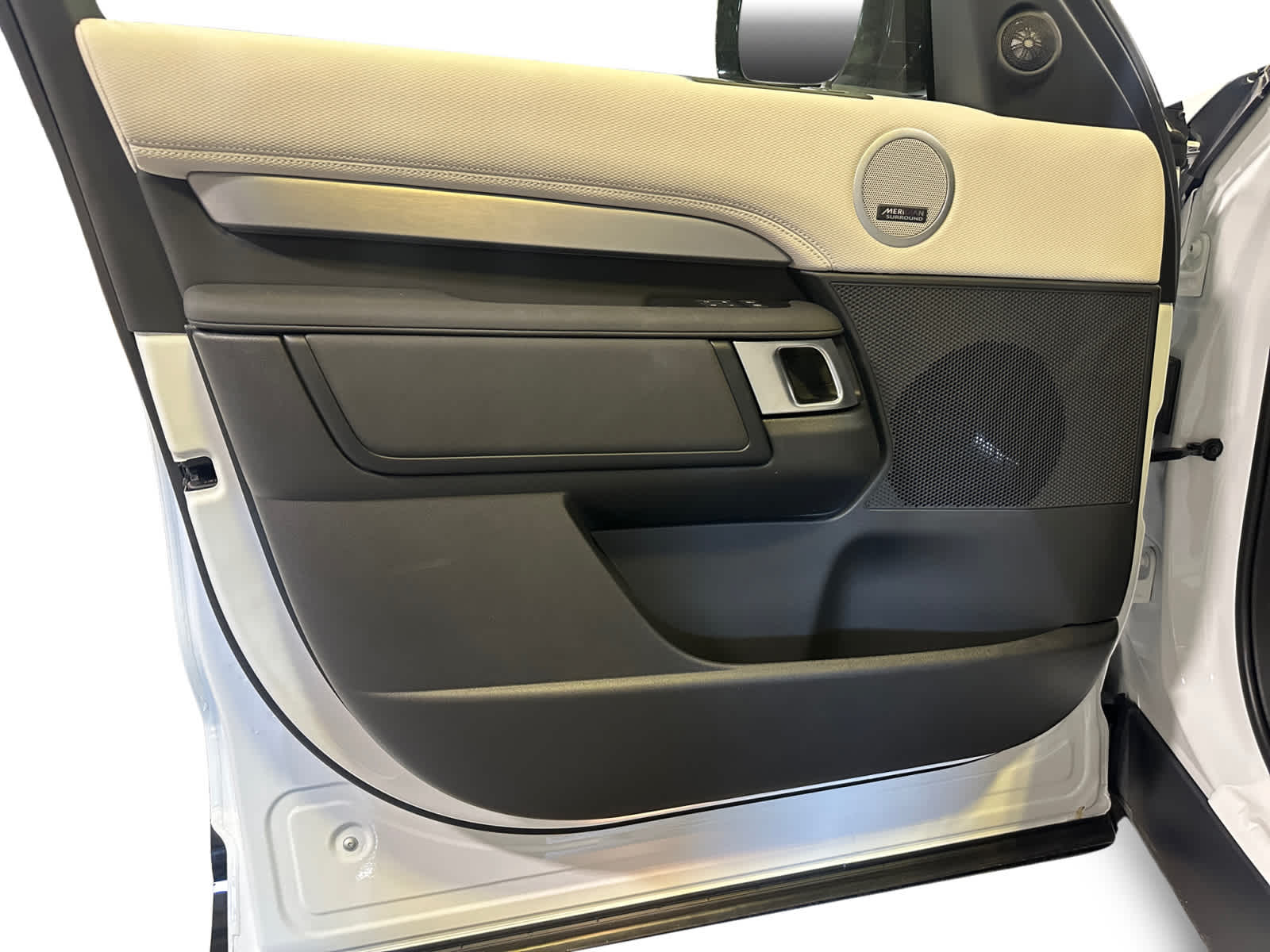 new 2025 Land Rover Discovery car, priced at $77,443