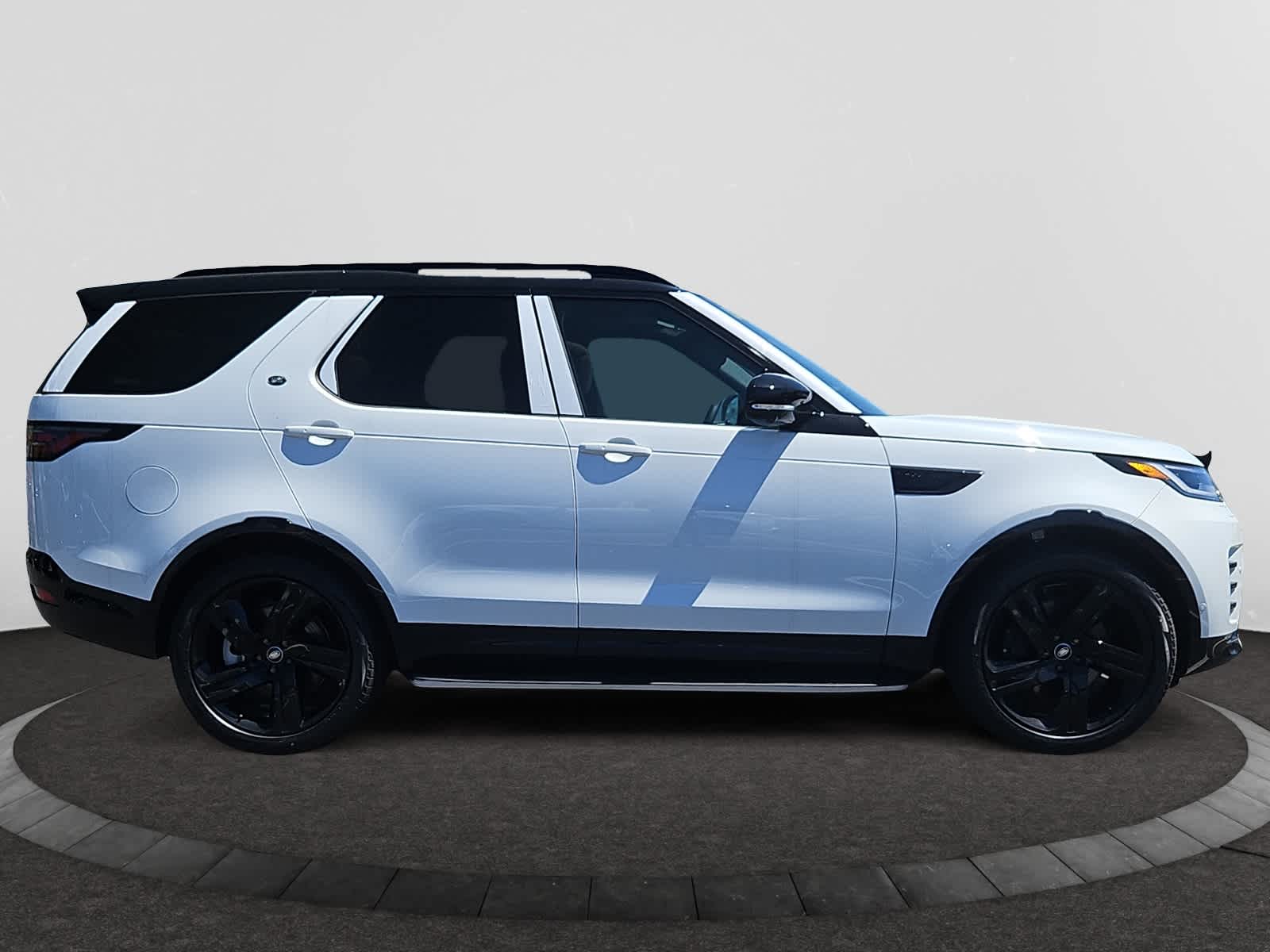 new 2025 Land Rover Discovery car, priced at $80,525