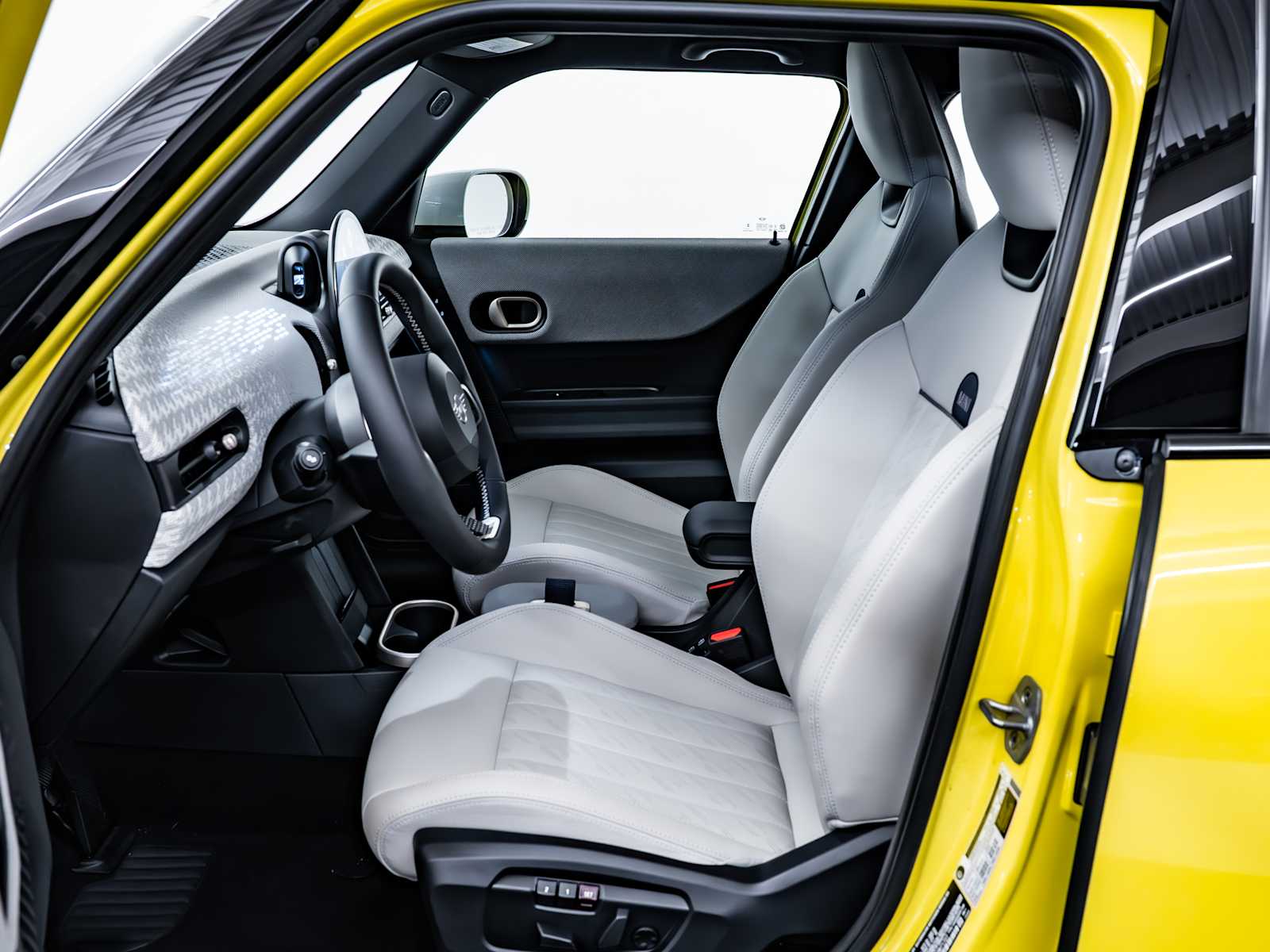 used 2025 MINI Hardtop 4 Door car, priced at $32,998