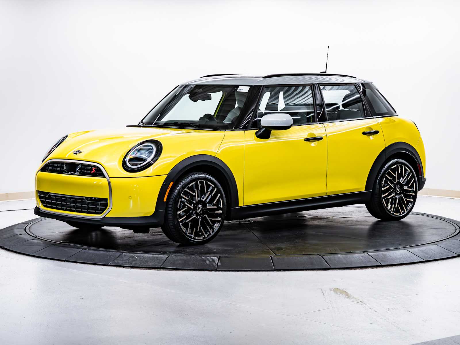 used 2025 MINI Hardtop 4 Door car, priced at $32,998