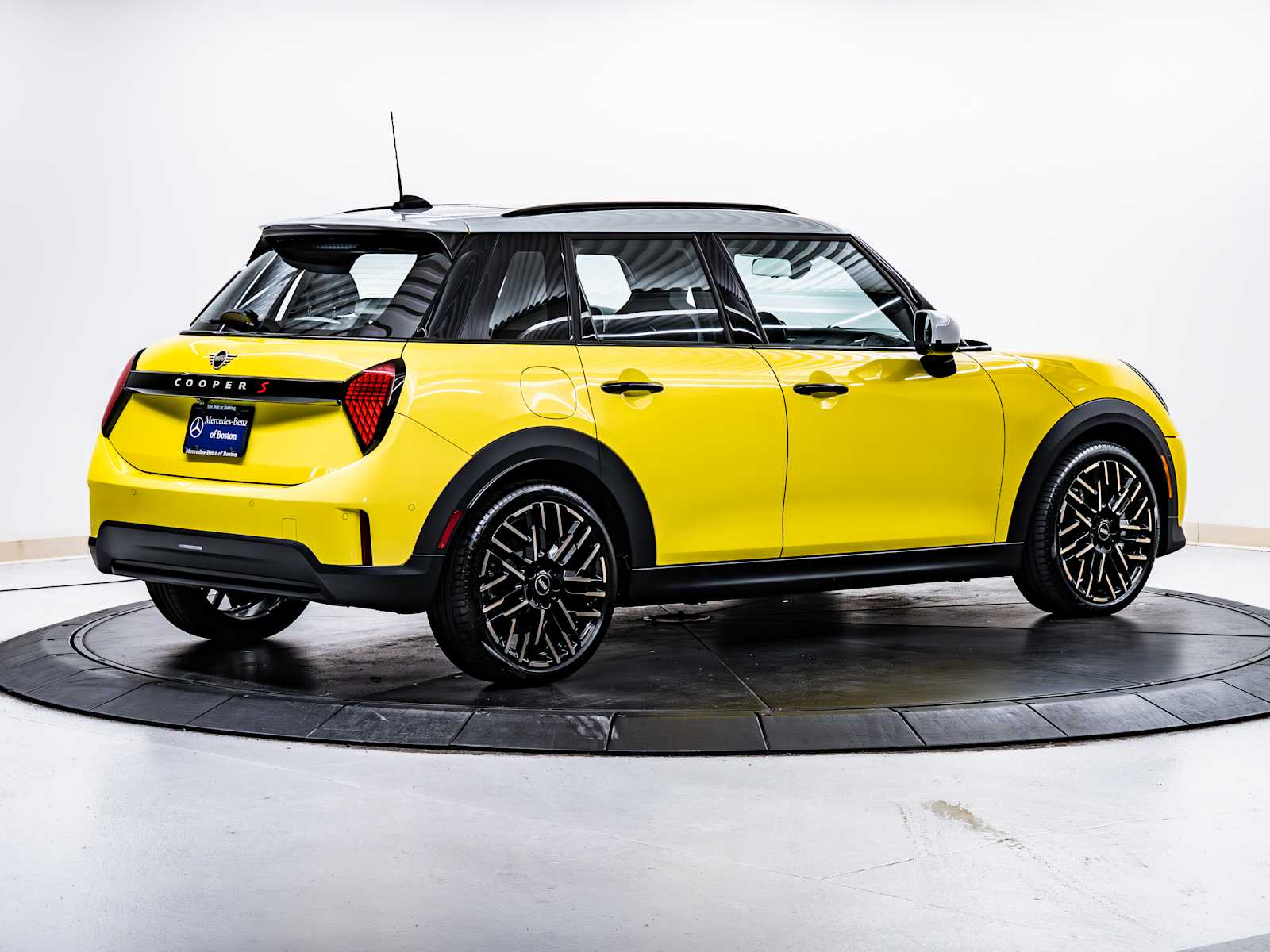 used 2025 MINI Hardtop 4 Door car, priced at $32,998
