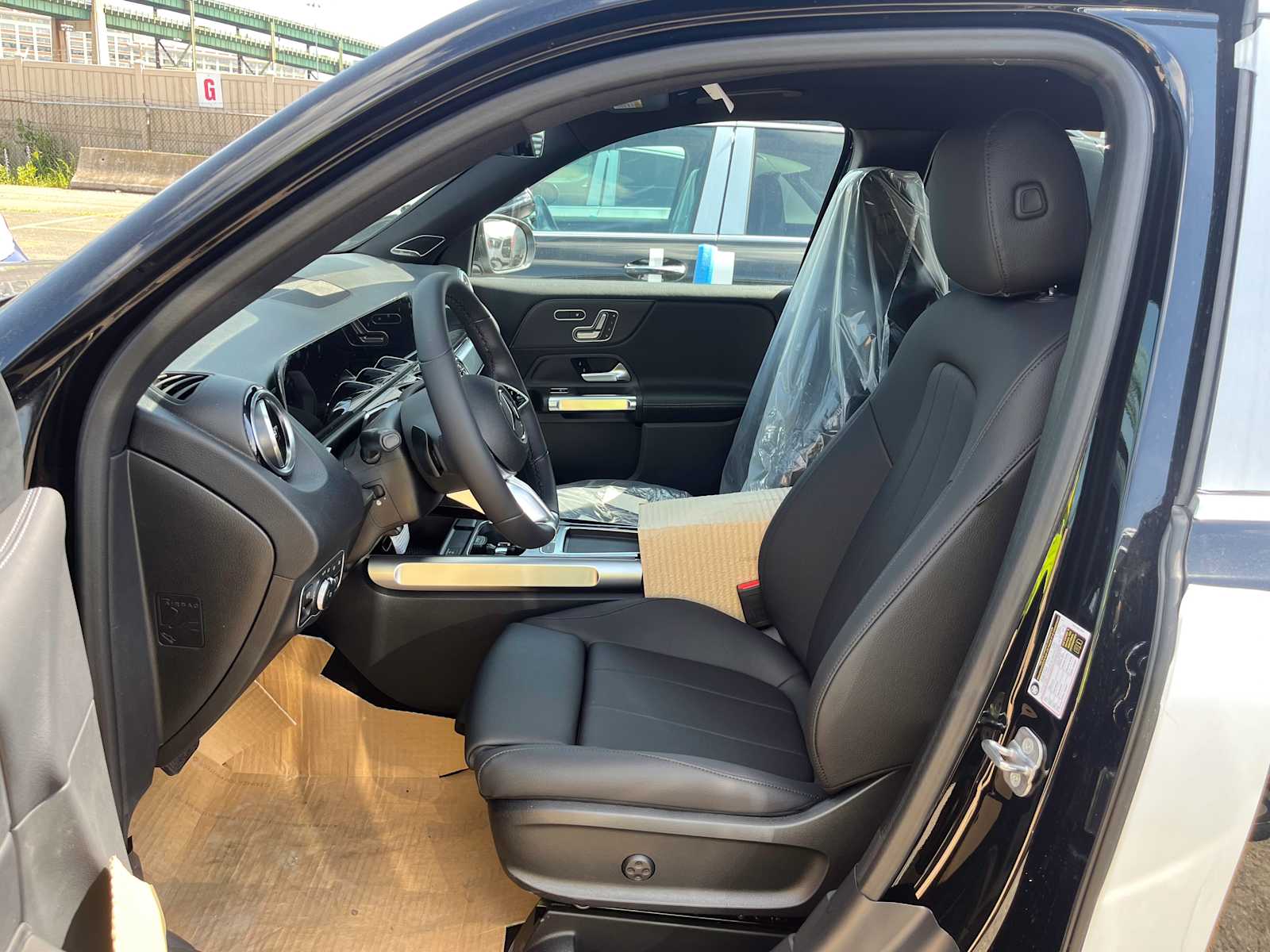 new 2025 Mercedes-Benz GLB 250 car