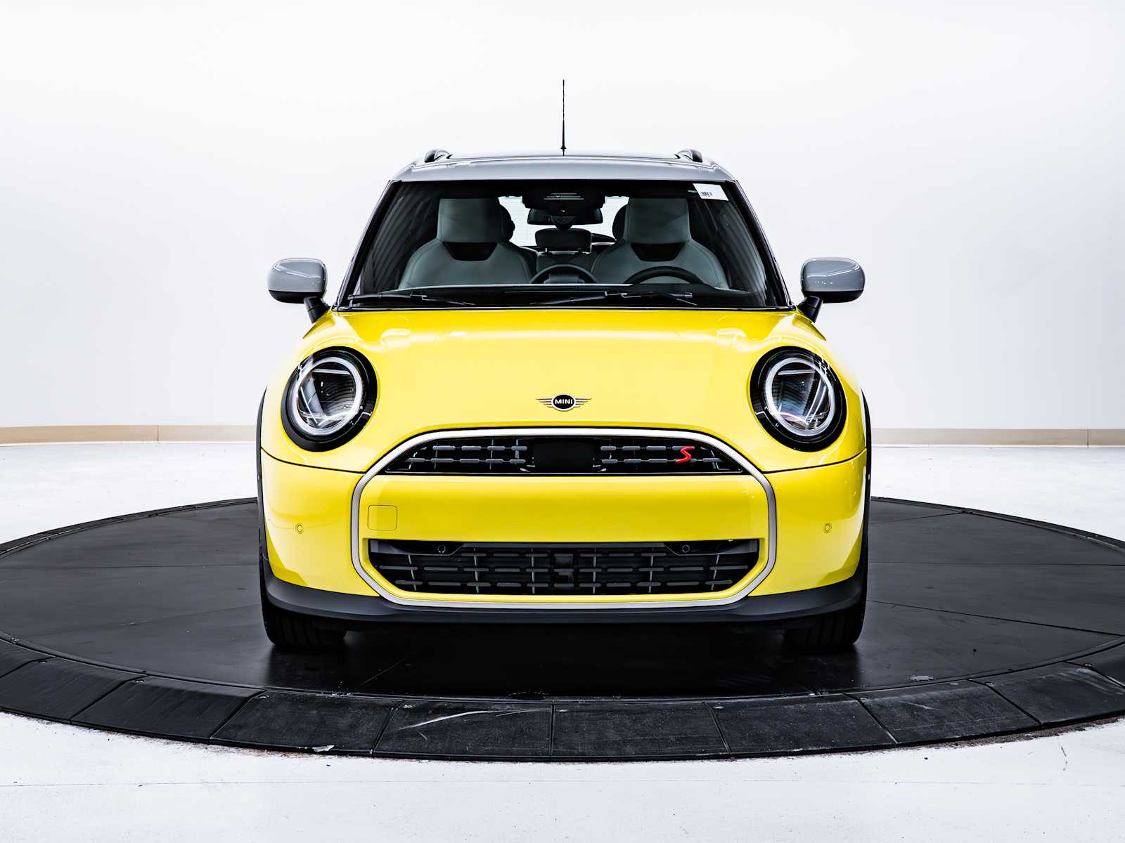 used 2025 MINI Hardtop 4 Door car, priced at $32,998