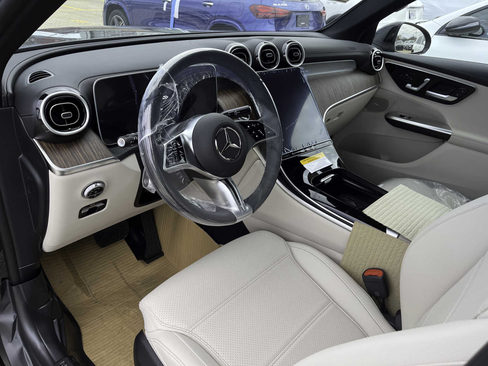 new 2024 Mercedes-Benz GLC 300 car