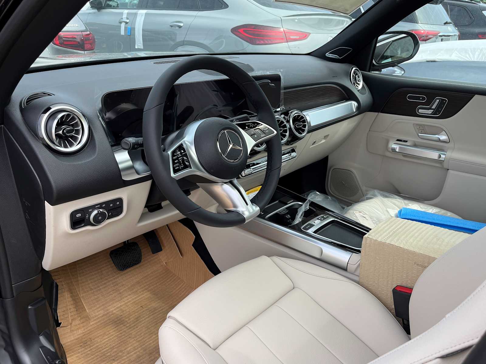 new 2025 Mercedes-Benz GLB 250 car