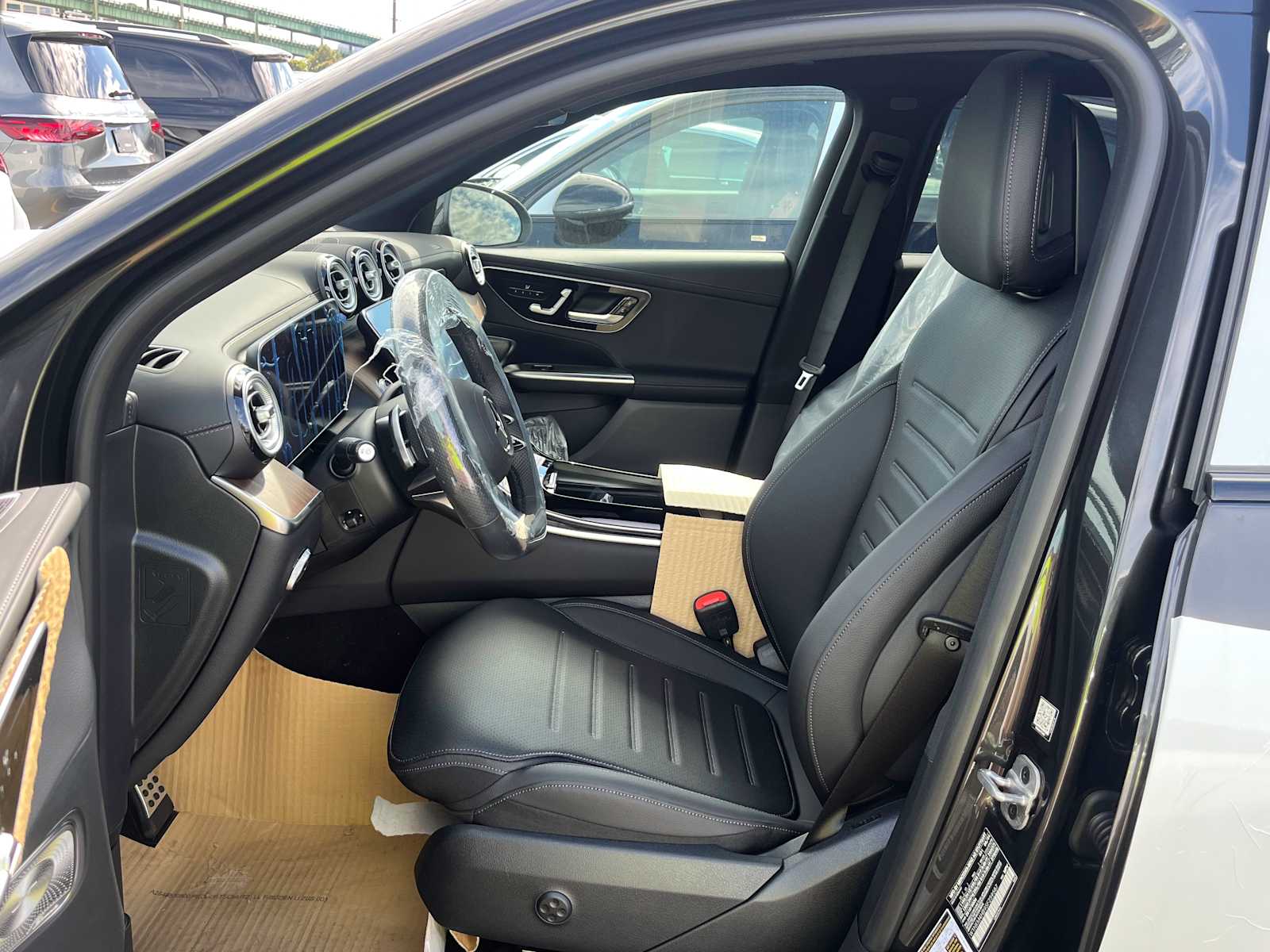 new 2025 Mercedes-Benz GLC 300 car