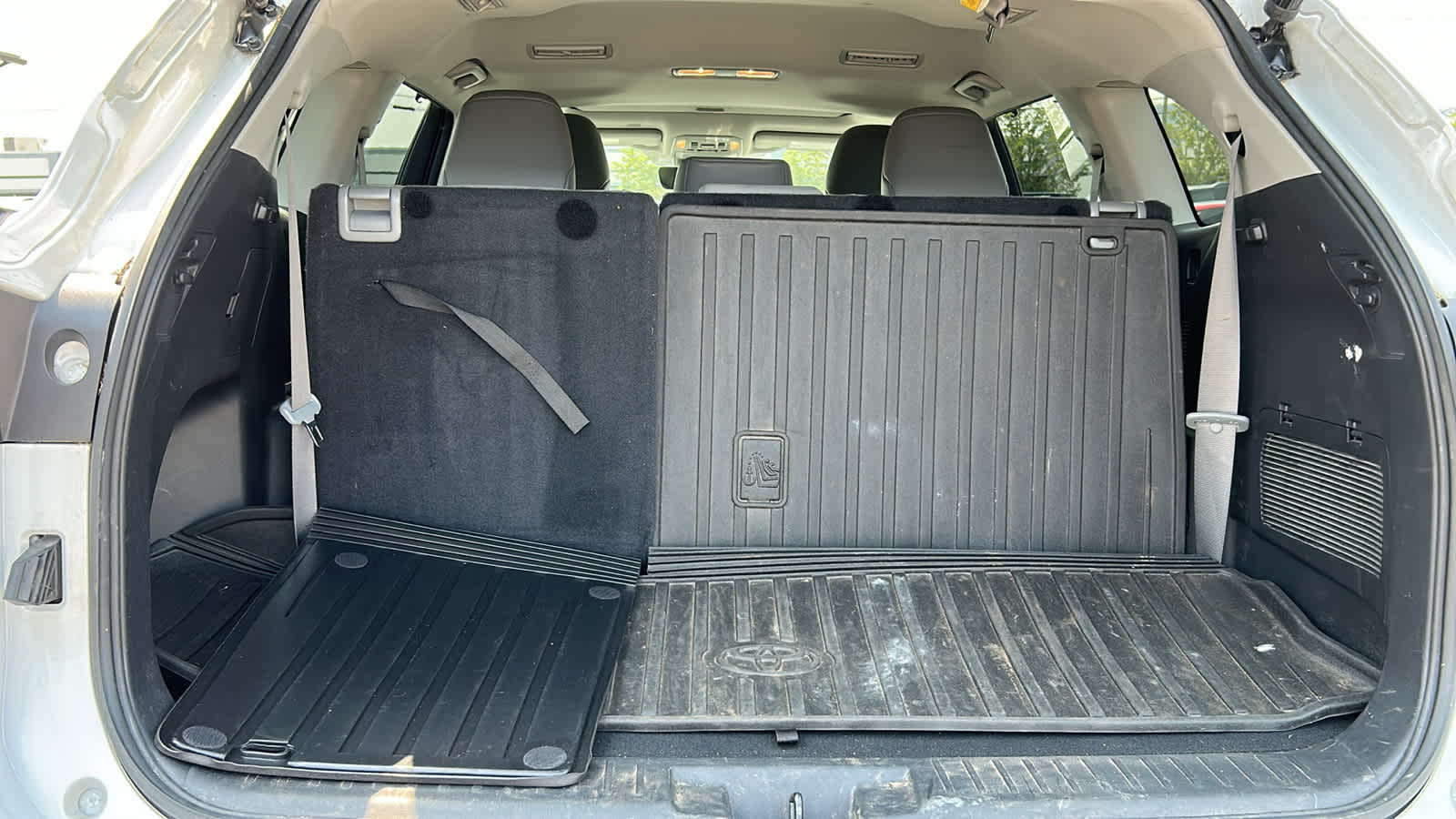 used 2022 Toyota Highlander car, priced at $36,307