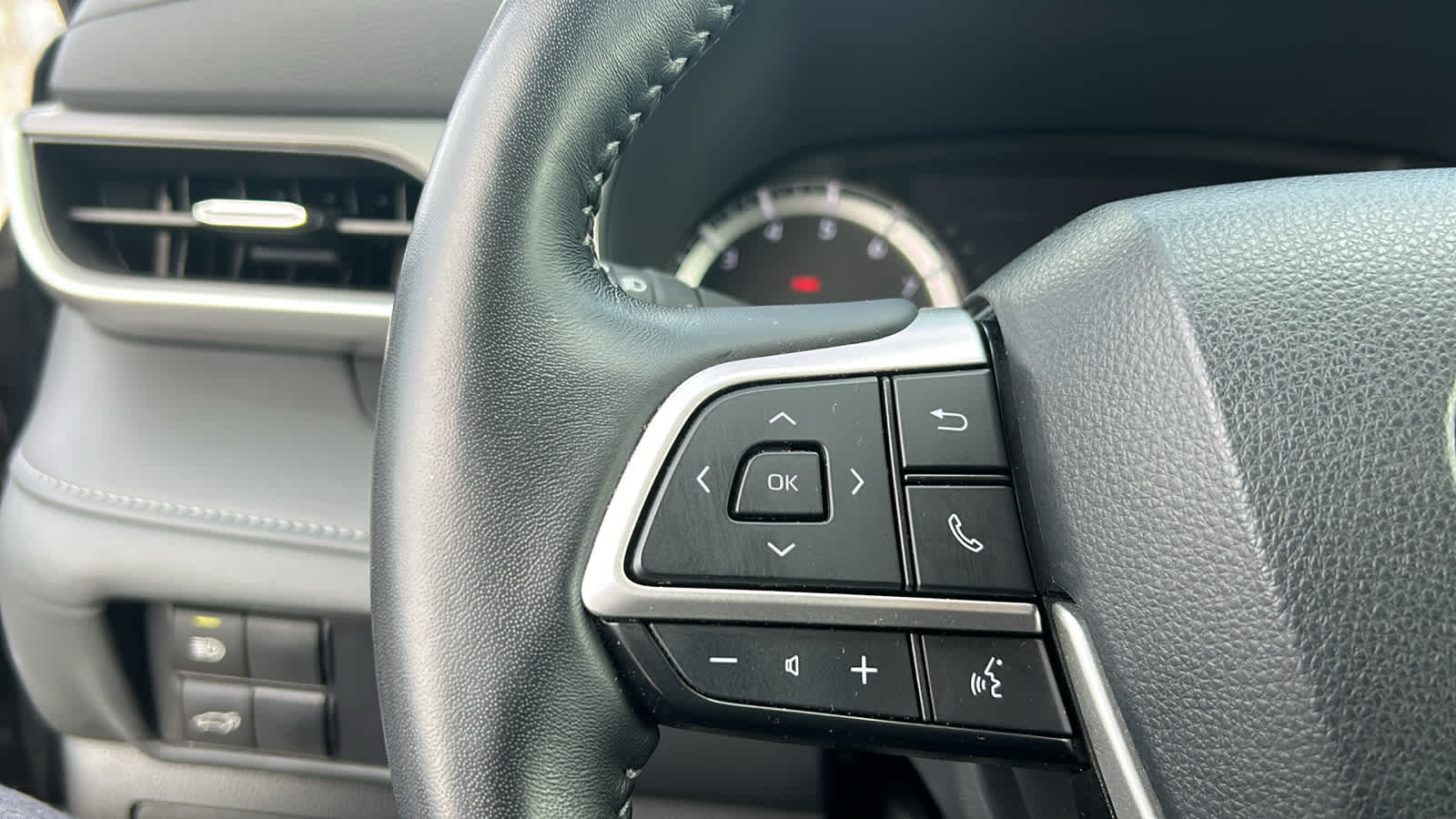 used 2022 Toyota Highlander car, priced at $38,909