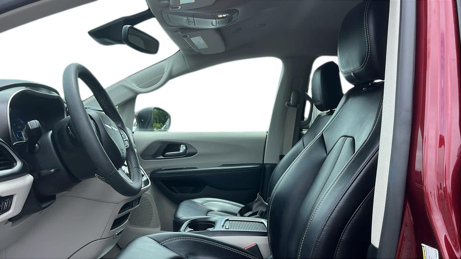 used 2023 Chrysler Pacifica car, priced at $34,401