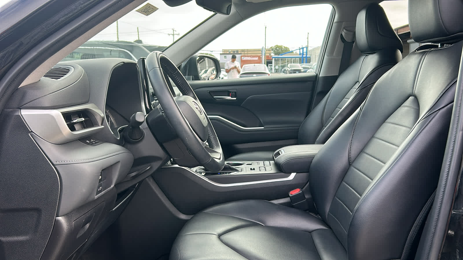 used 2022 Toyota Highlander car, priced at $38,909