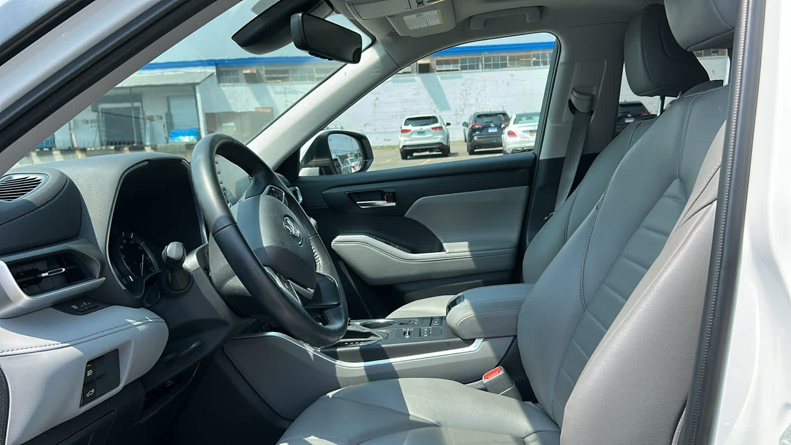 used 2022 Toyota Highlander car, priced at $36,307