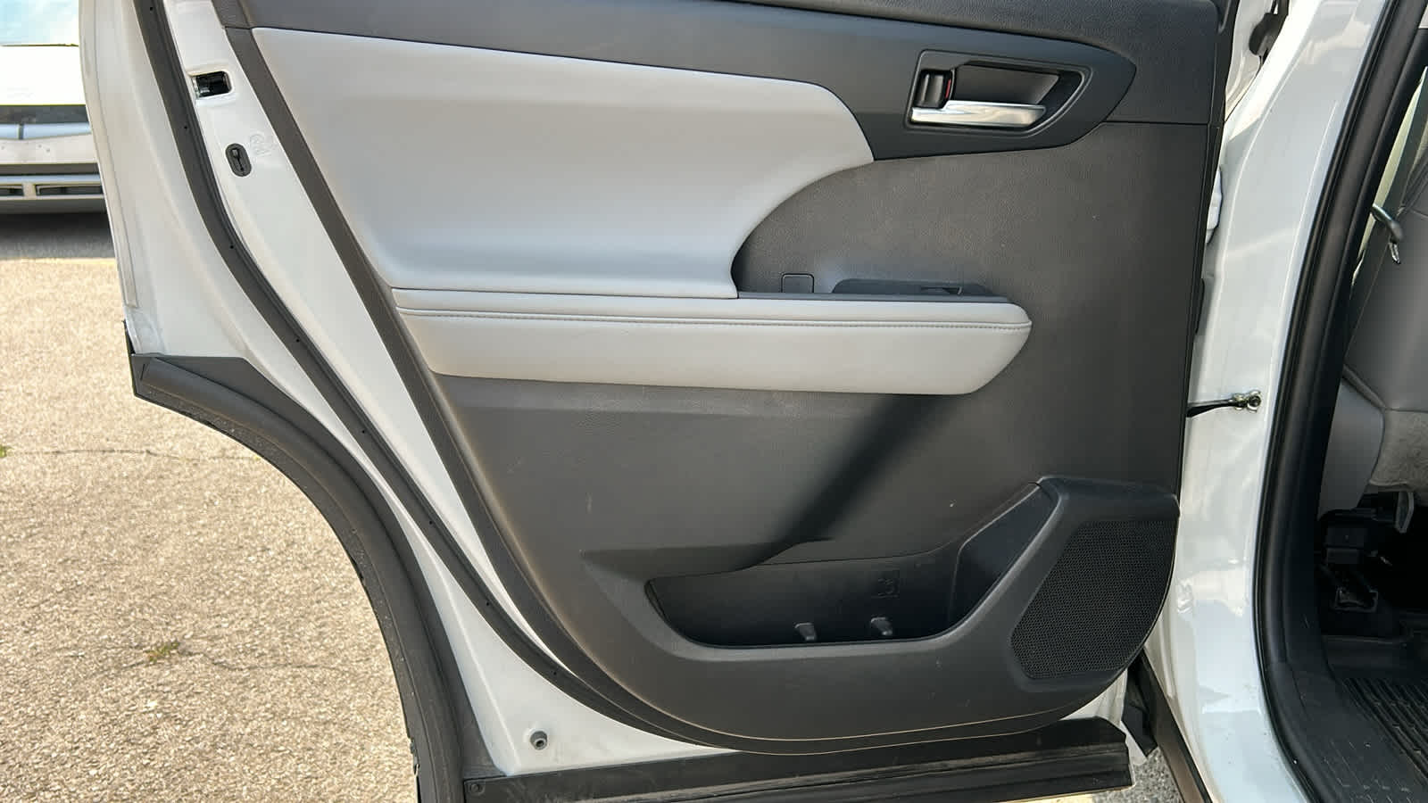 used 2022 Toyota Highlander car, priced at $36,307