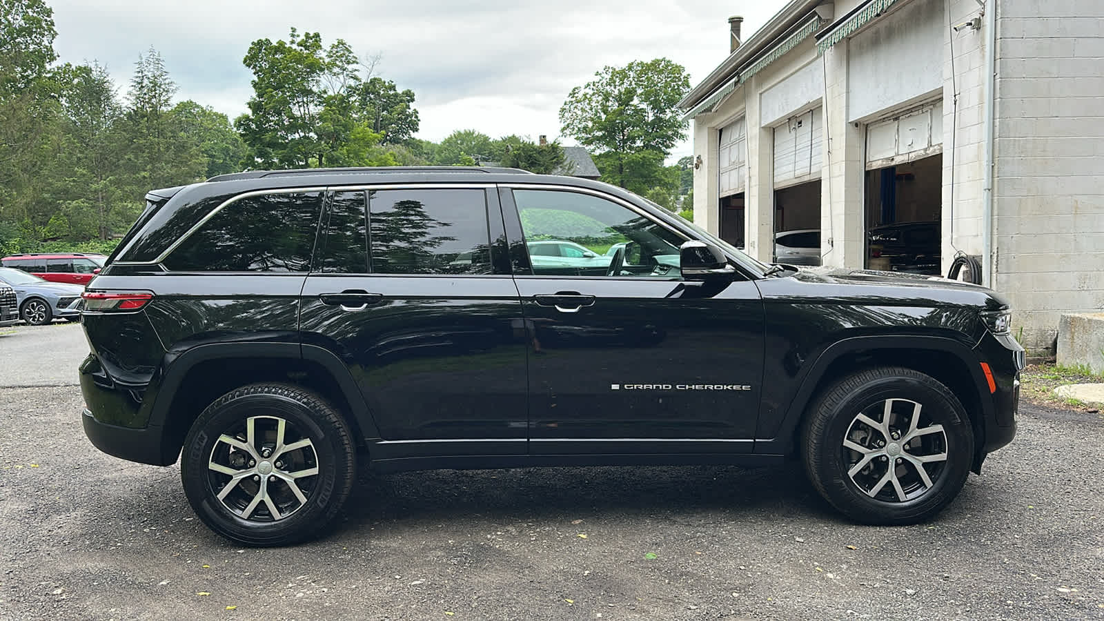 used 2024 Jeep Grand Cherokee car, priced at $38,807