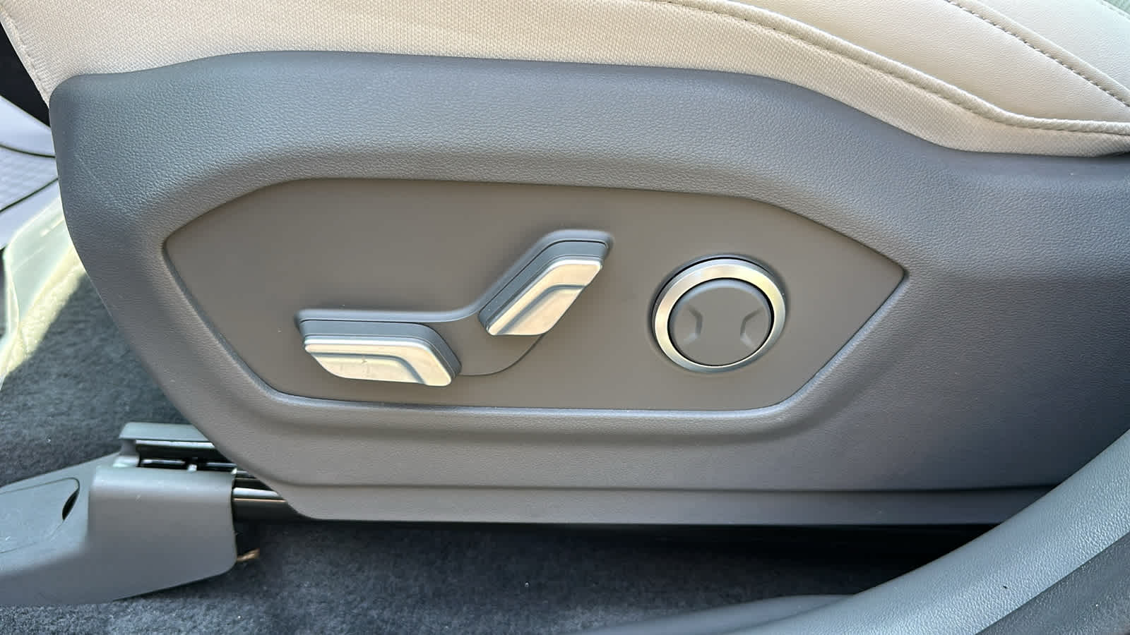 used 2025 Hyundai Santa Fe car, priced at $36,905