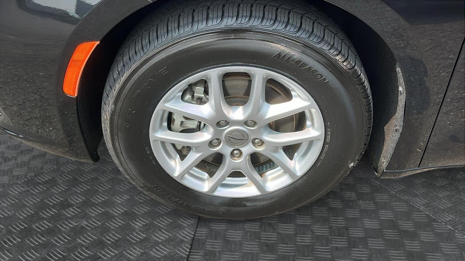 used 2023 Chrysler Pacifica car, priced at $25,981