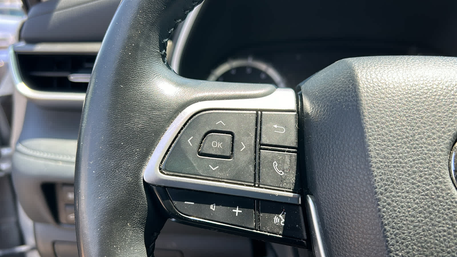 used 2022 Toyota Highlander car, priced at $33,807