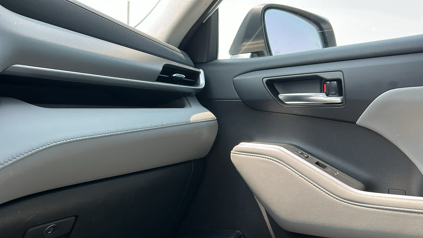 used 2022 Toyota Highlander car, priced at $36,307