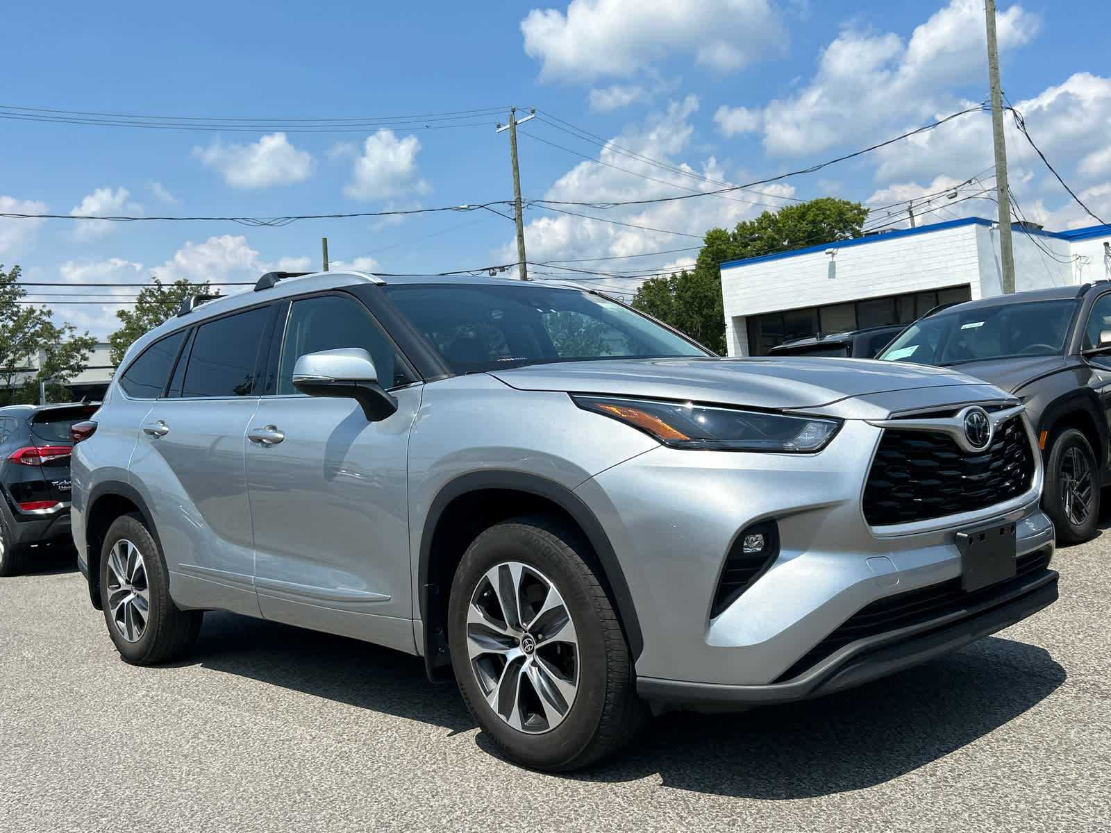 used 2022 Toyota Highlander car, priced at $33,807