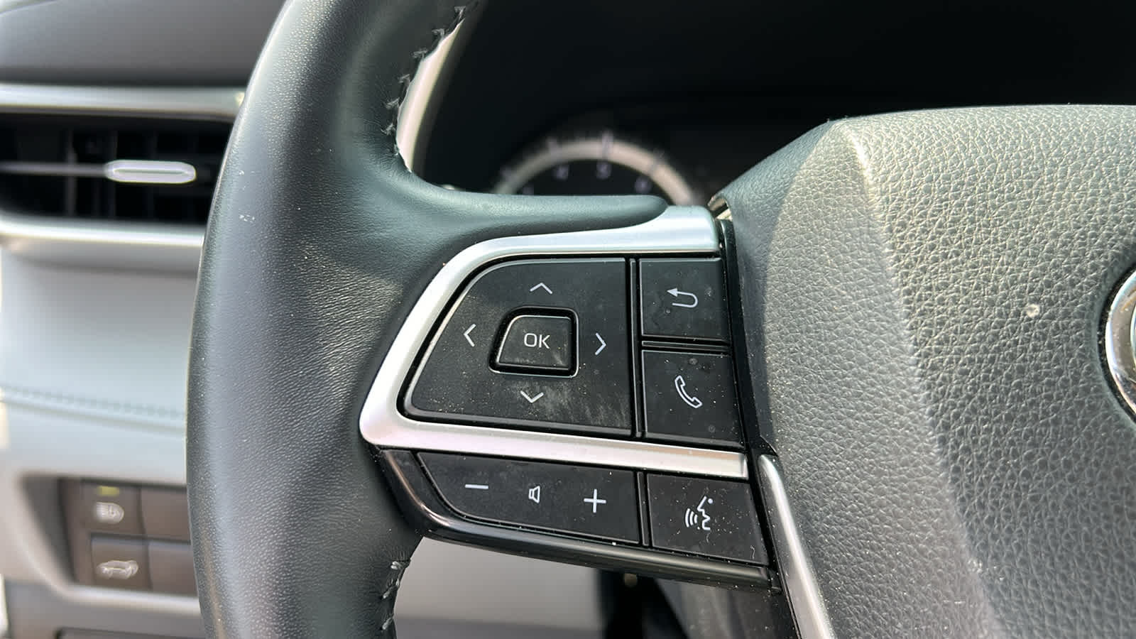 used 2022 Toyota Highlander car, priced at $36,307