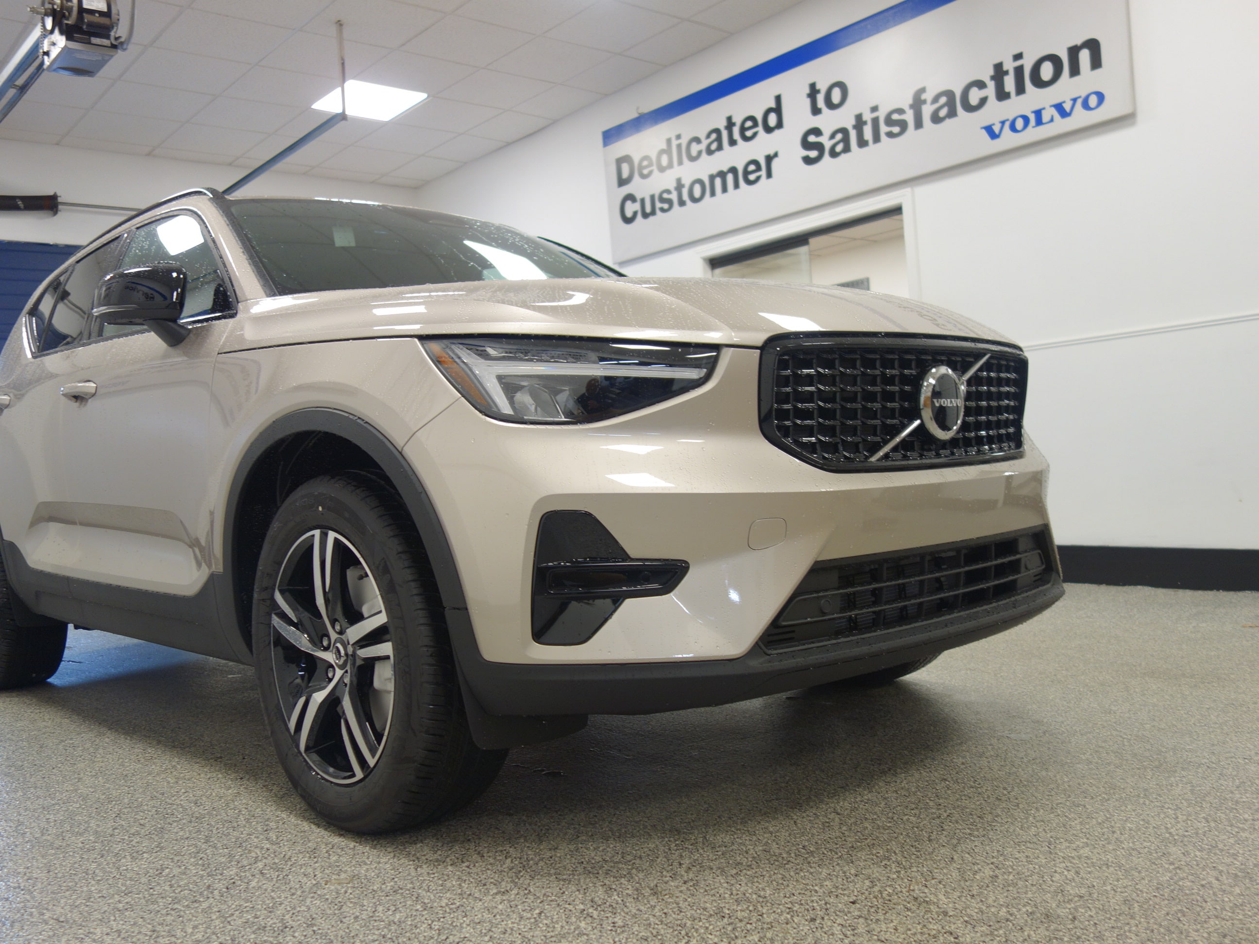 new 2024 Volvo XC40 car, priced at $45,275
