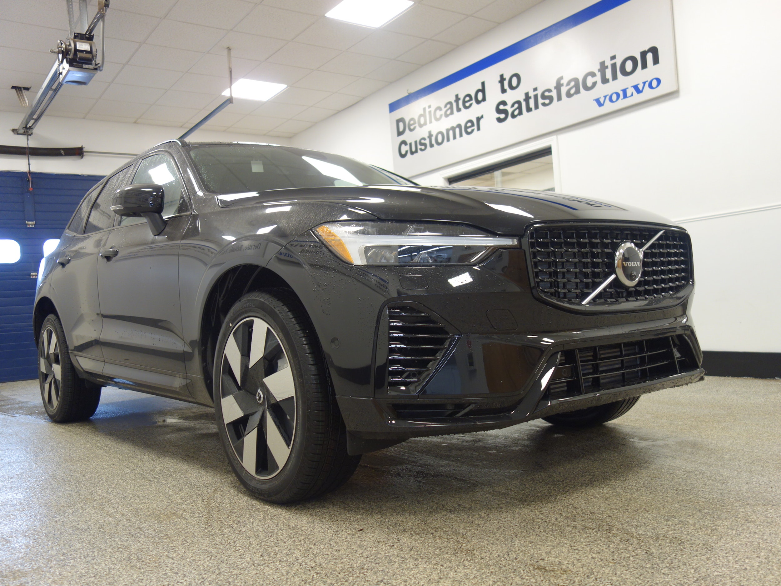 new 2024 Volvo XC60 plug-in hybrid car, priced at $67,425