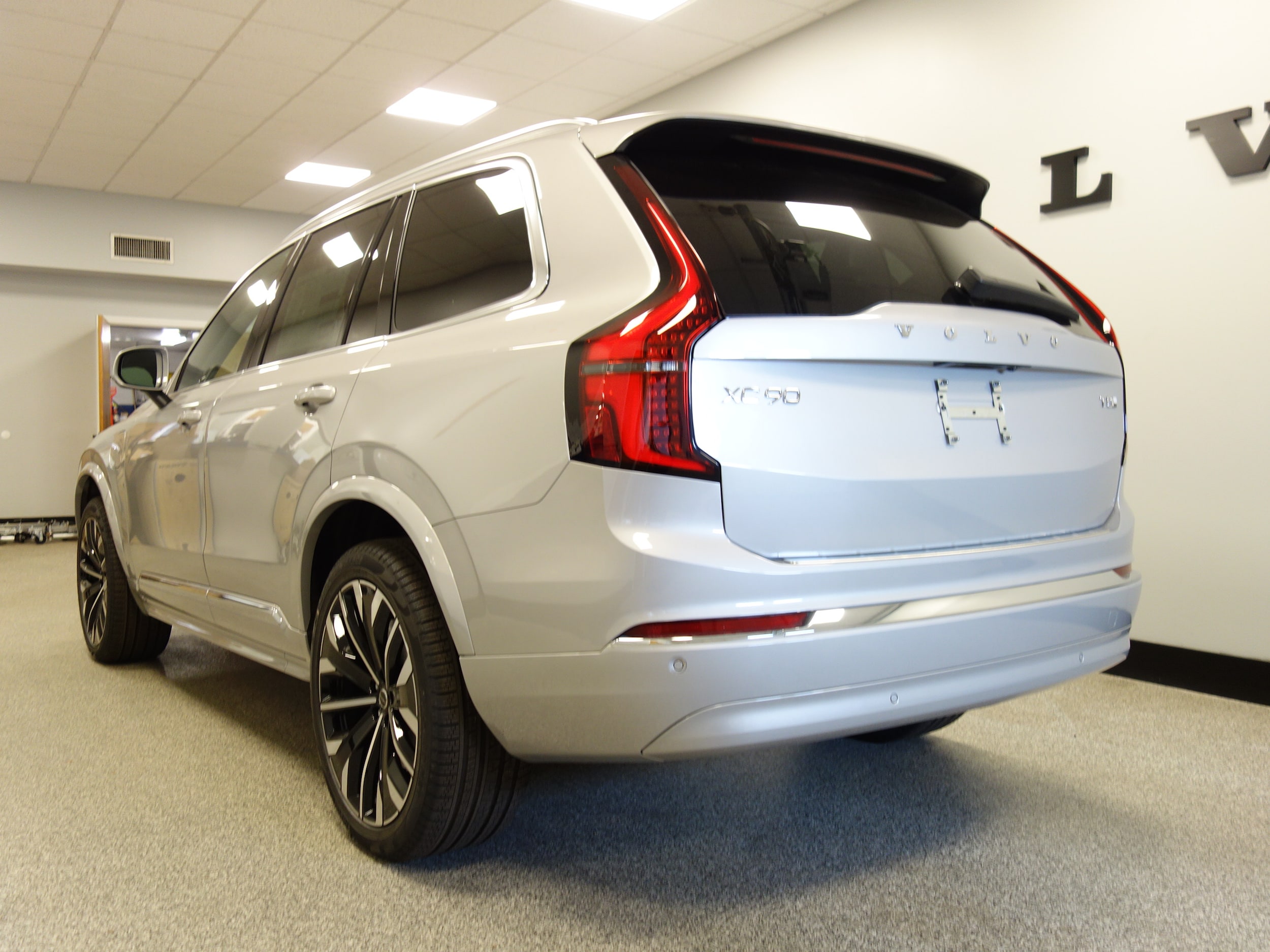 new 2025 Volvo XC90 plug-in hybrid car, priced at $77,145