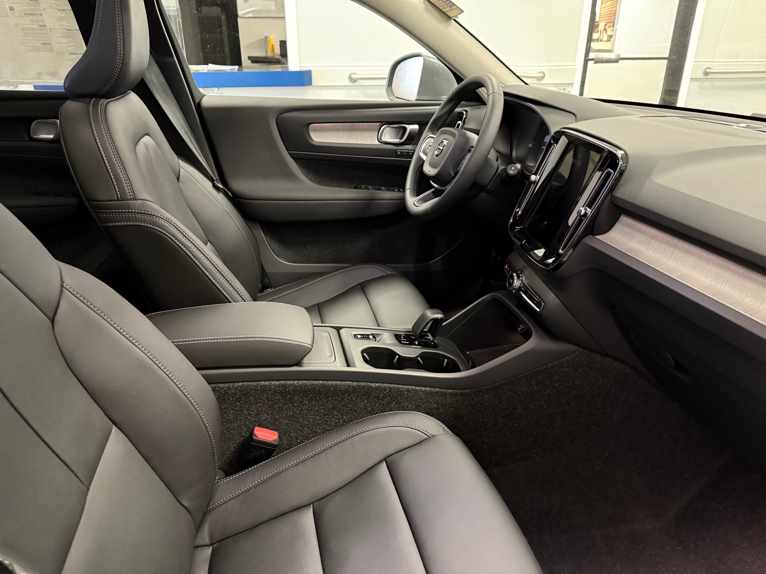 new 2025 Volvo XC40 car, priced at $46,035