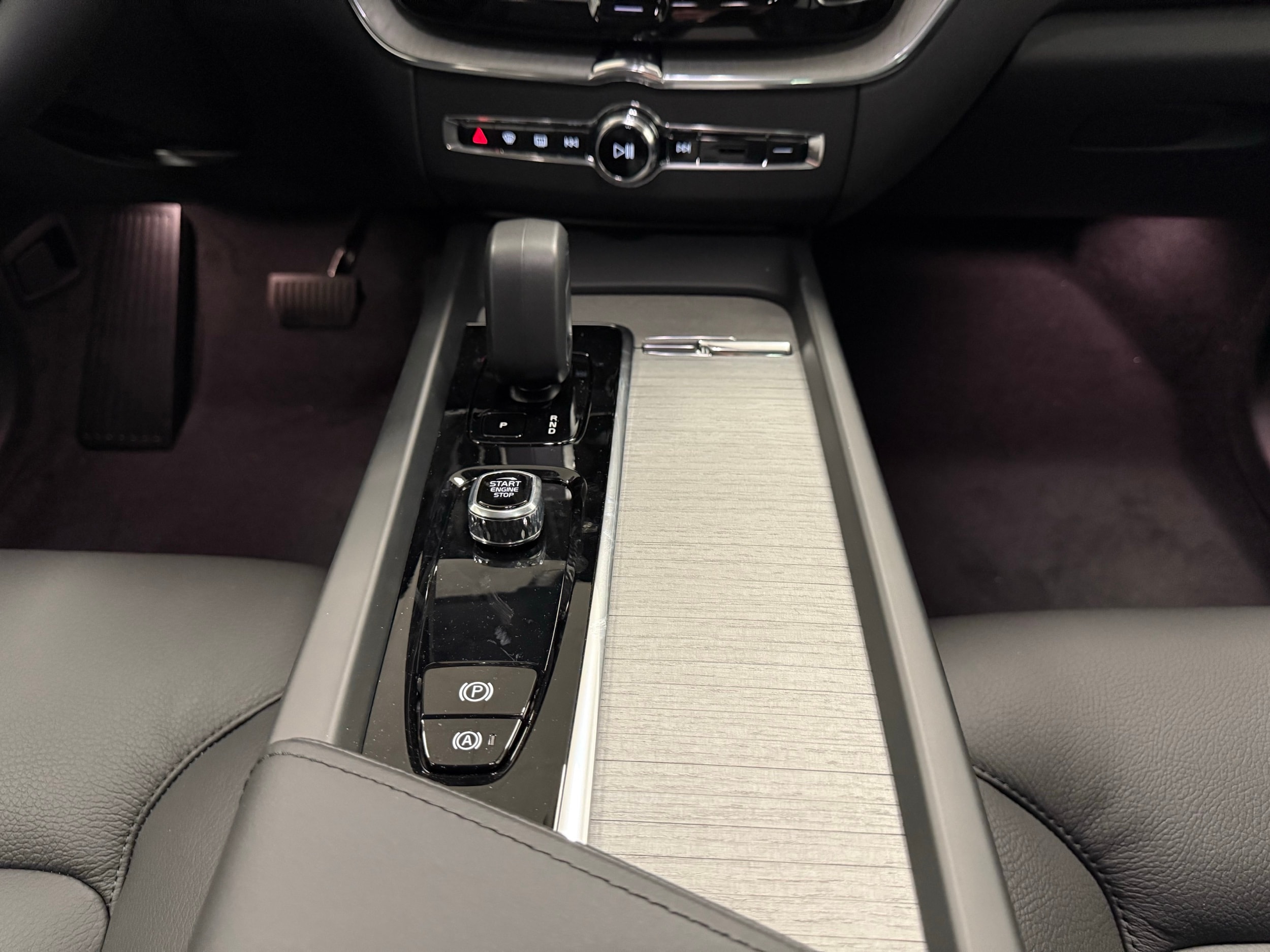 new 2025 Volvo XC60 car, priced at $55,920