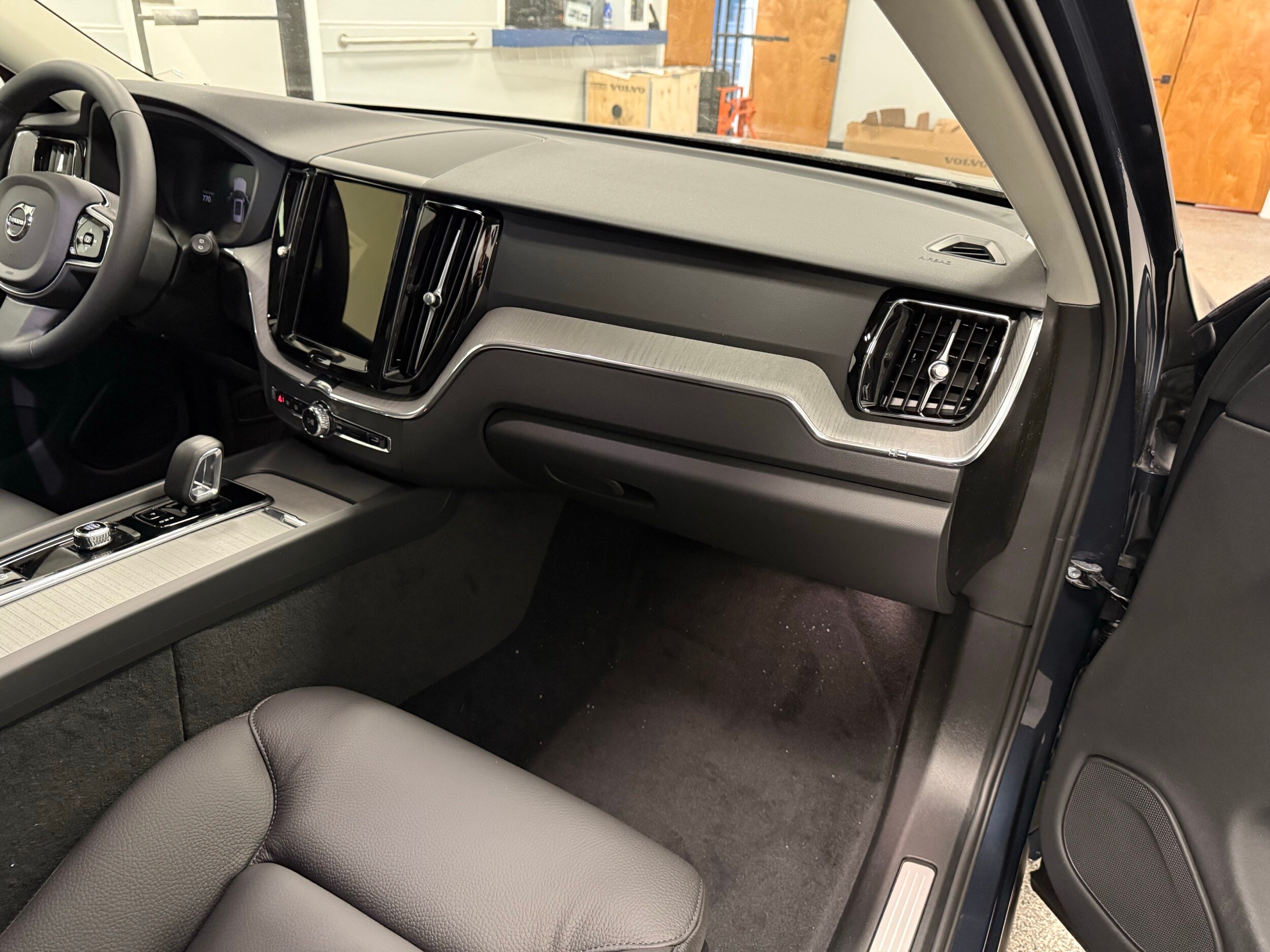 new 2025 Volvo XC60 car, priced at $55,335