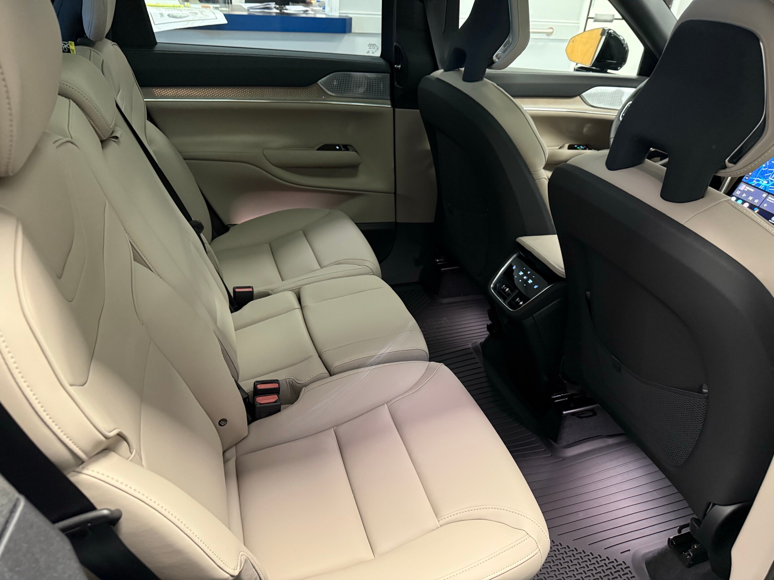 new 2025 Volvo EX90 car, priced at $91,290