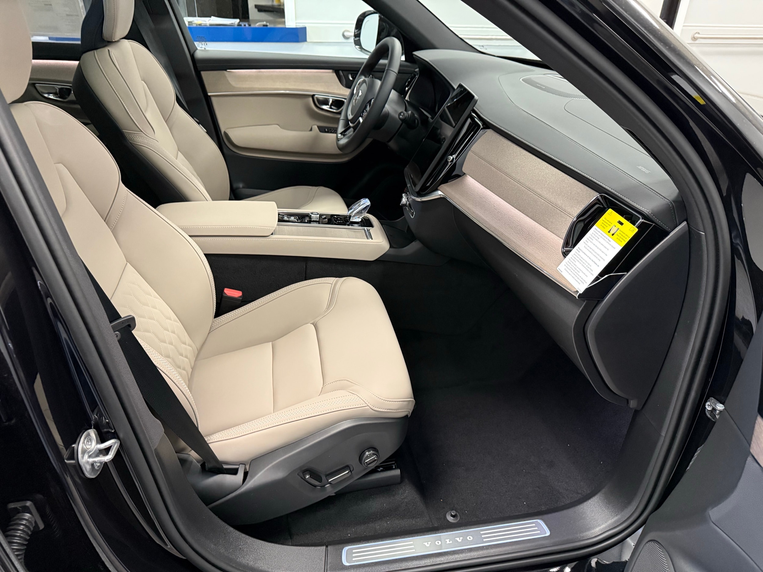 new 2025 Volvo XC90 plug-in hybrid car, priced at $77,895