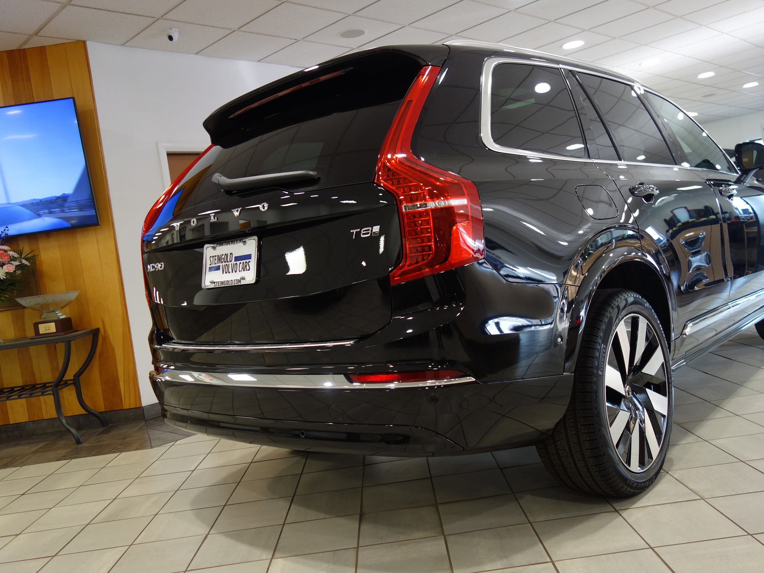 new 2025 Volvo XC90 plug-in hybrid car, priced at $78,260