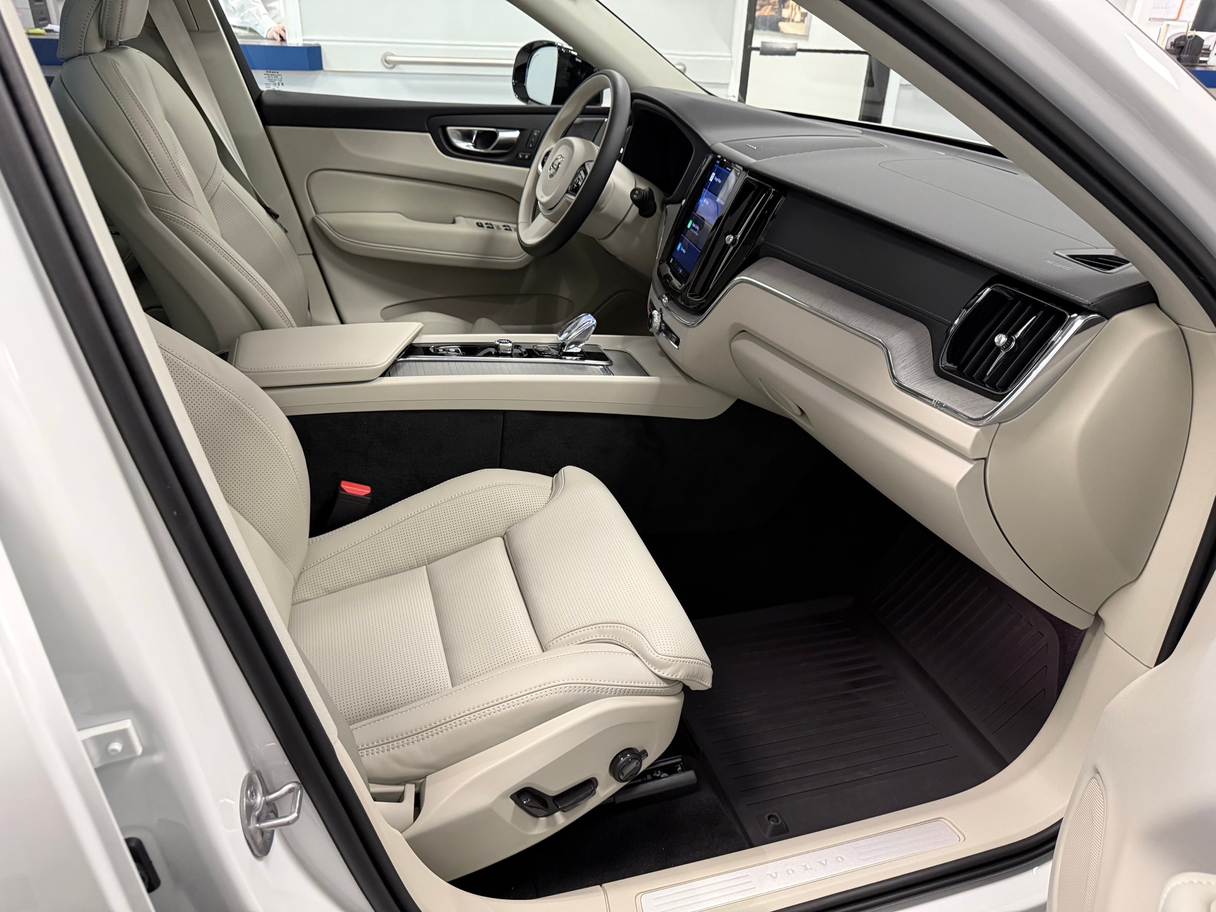 new 2025 Volvo XC60 car, priced at $60,660
