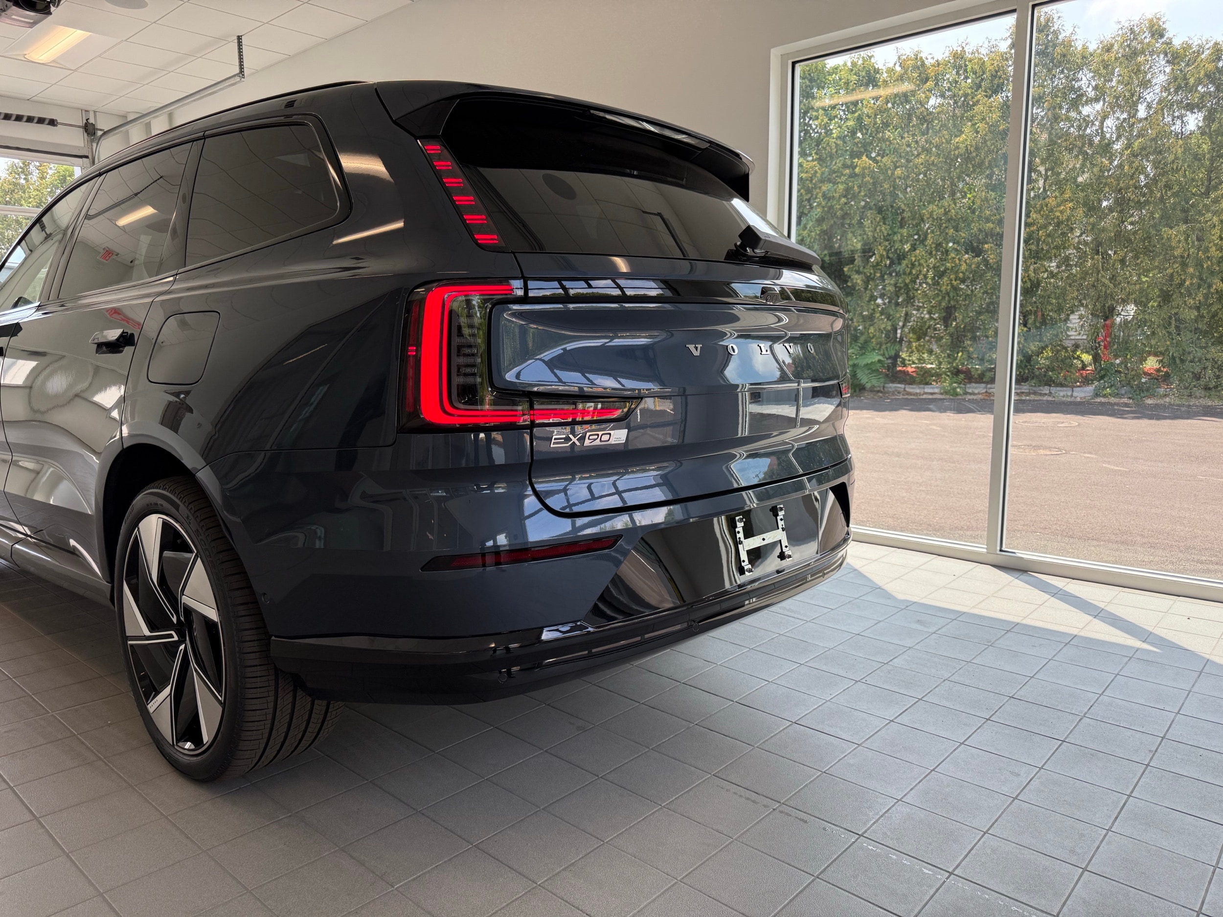 new 2025 Volvo EX90 car, priced at $94,640