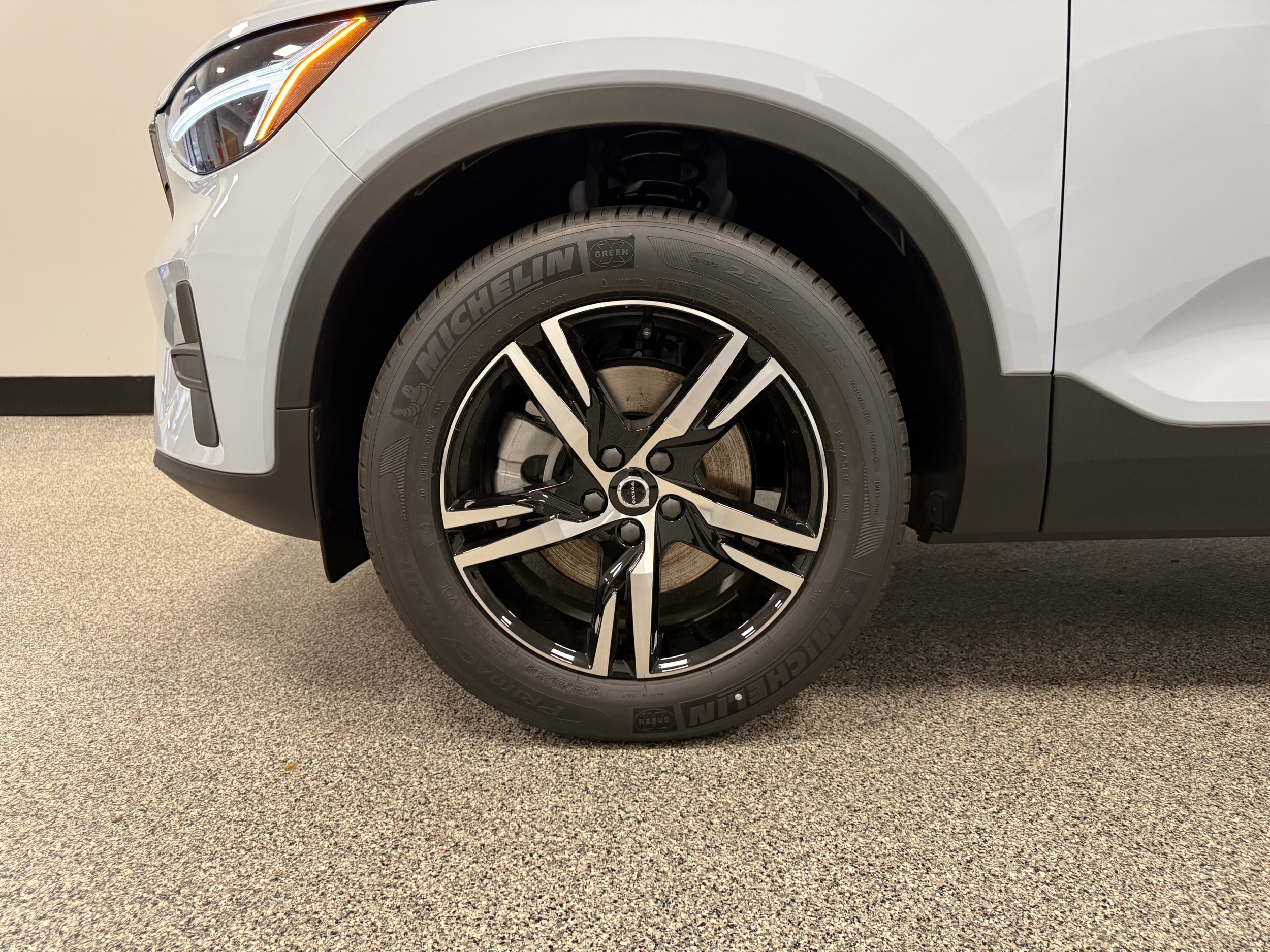 new 2025 Volvo XC40 car, priced at $44,595