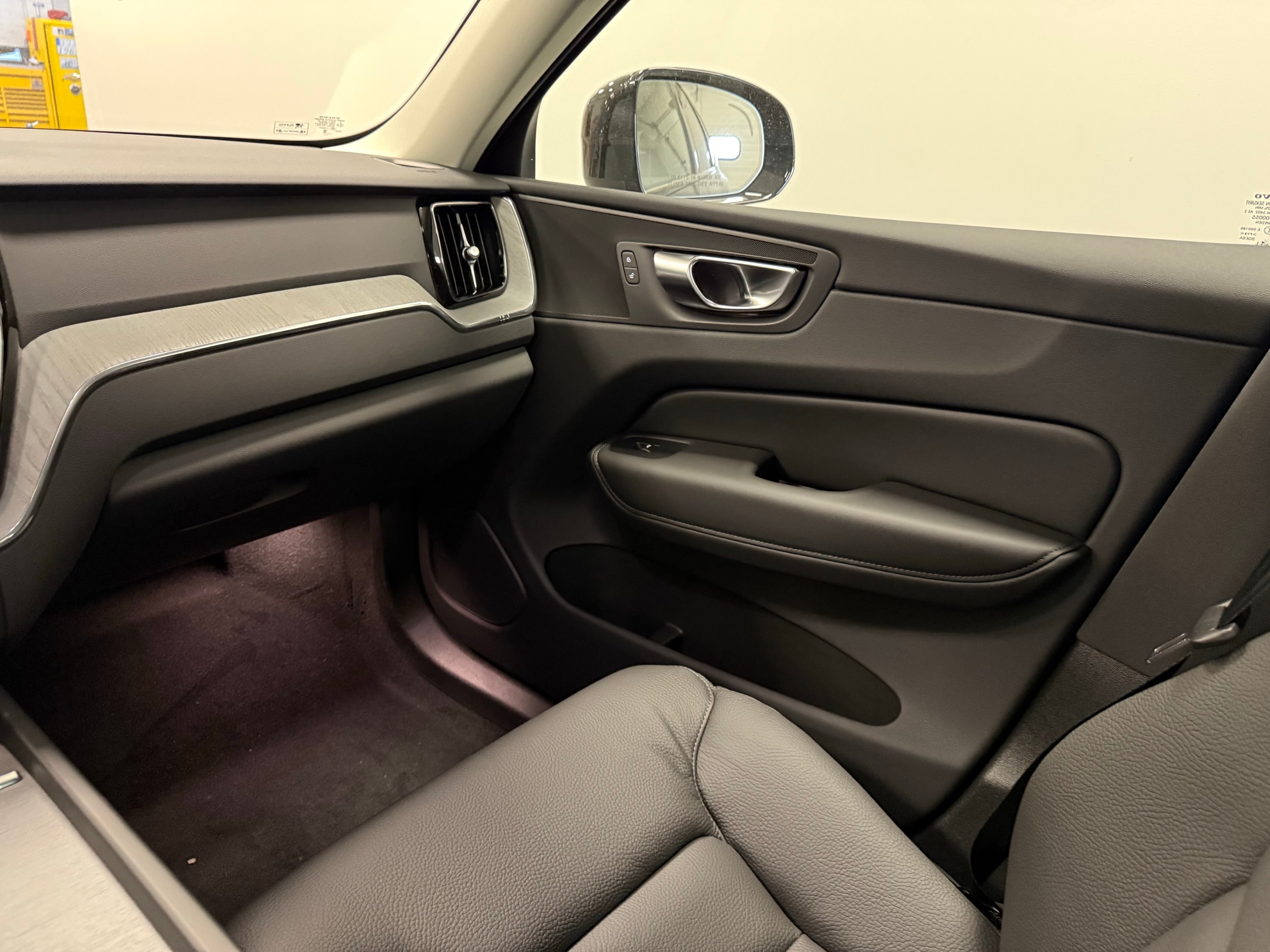 new 2025 Volvo XC60 car, priced at $55,360