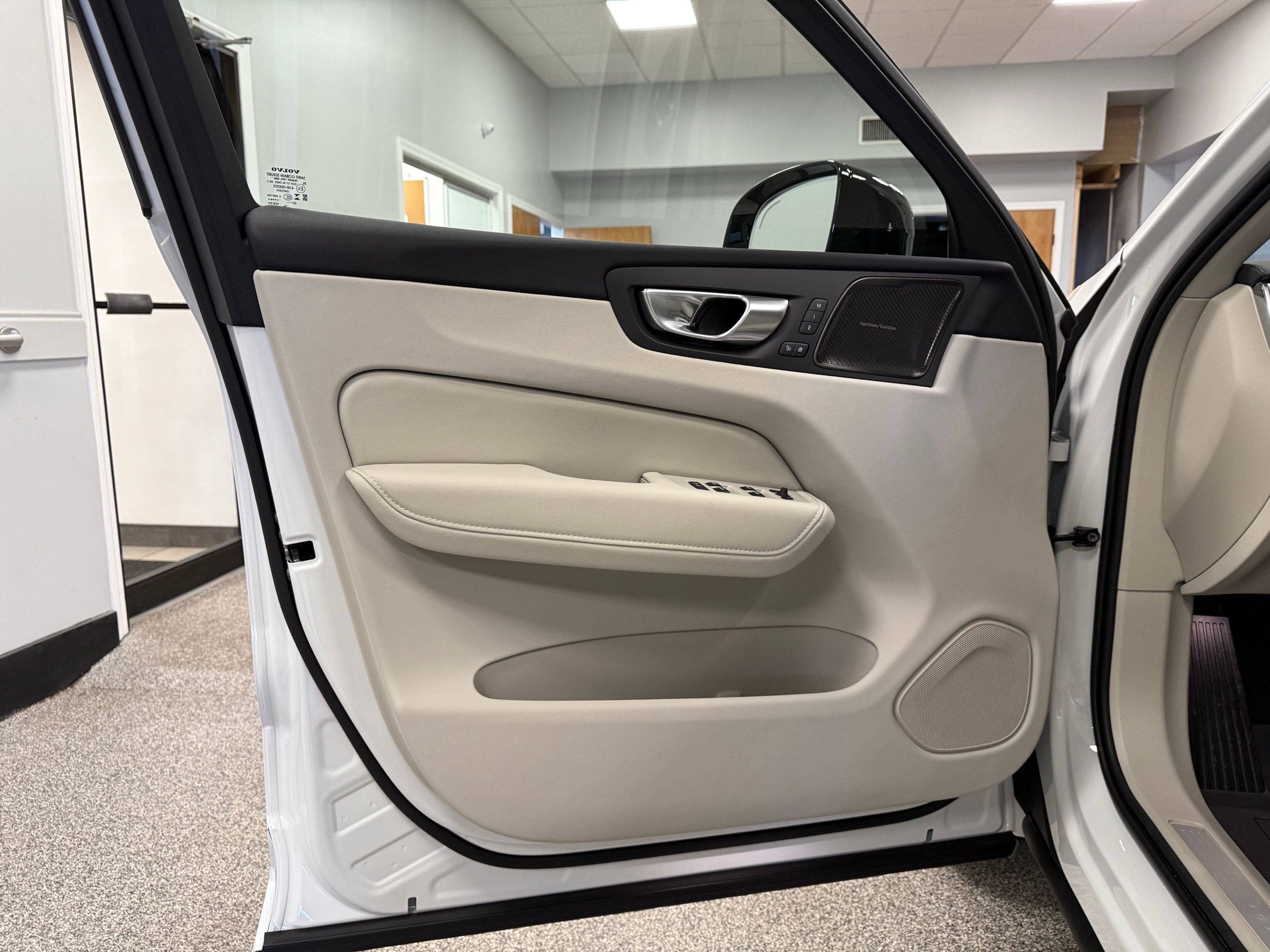 new 2025 Volvo XC60 car, priced at $60,660