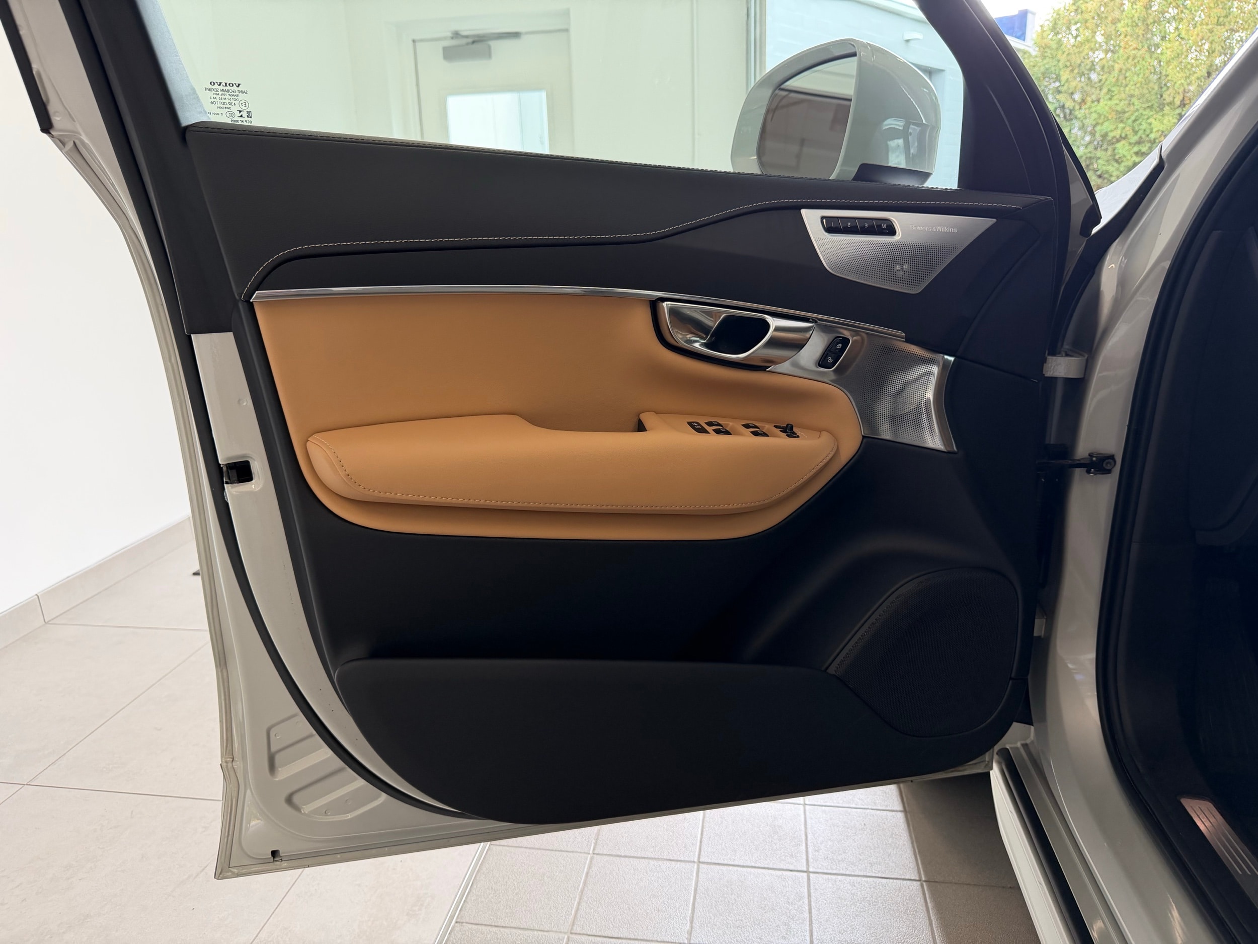 used 2021 Volvo XC90 car, priced at $38,400