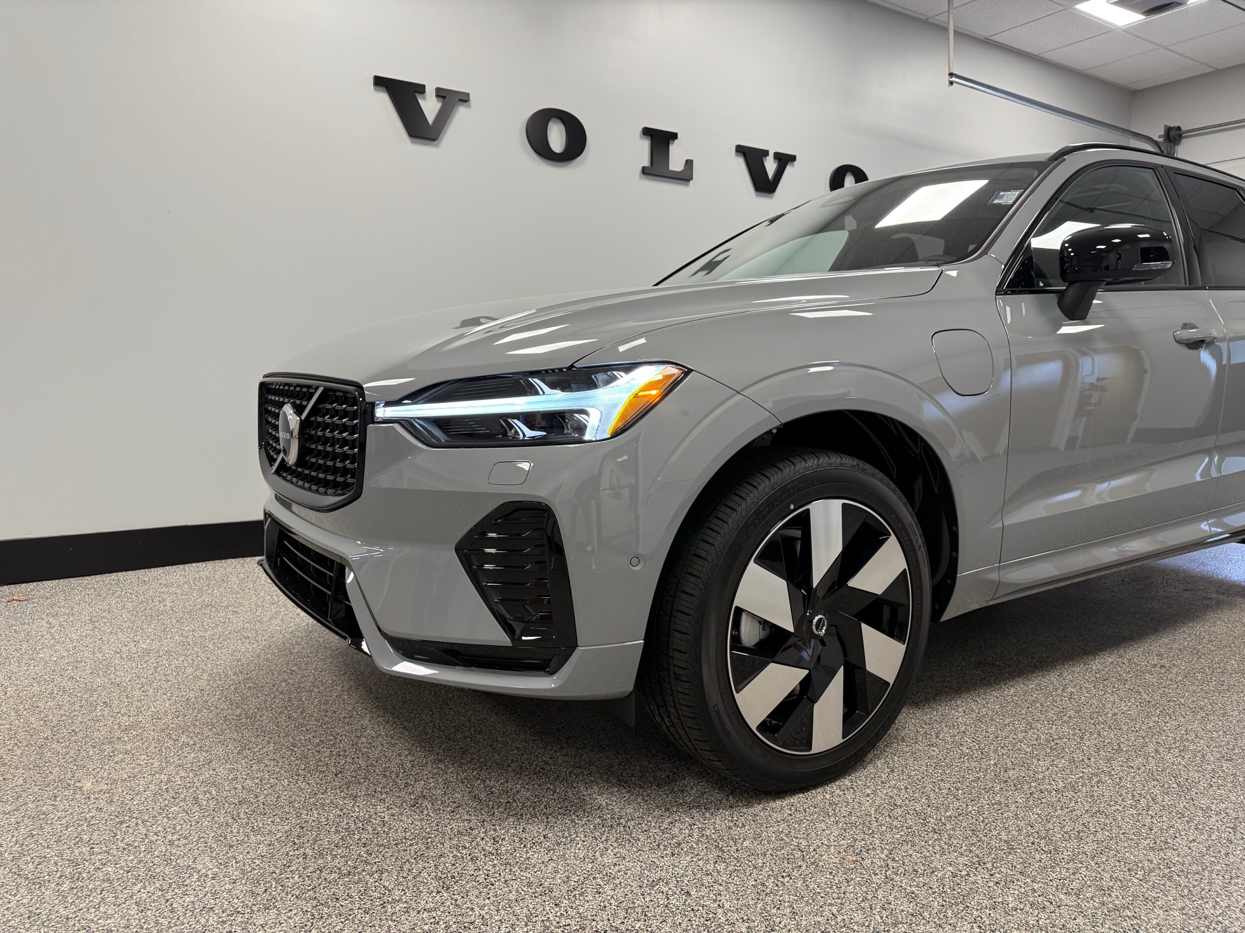 new 2025 Volvo XC60 plug-in hybrid car, priced at $66,260