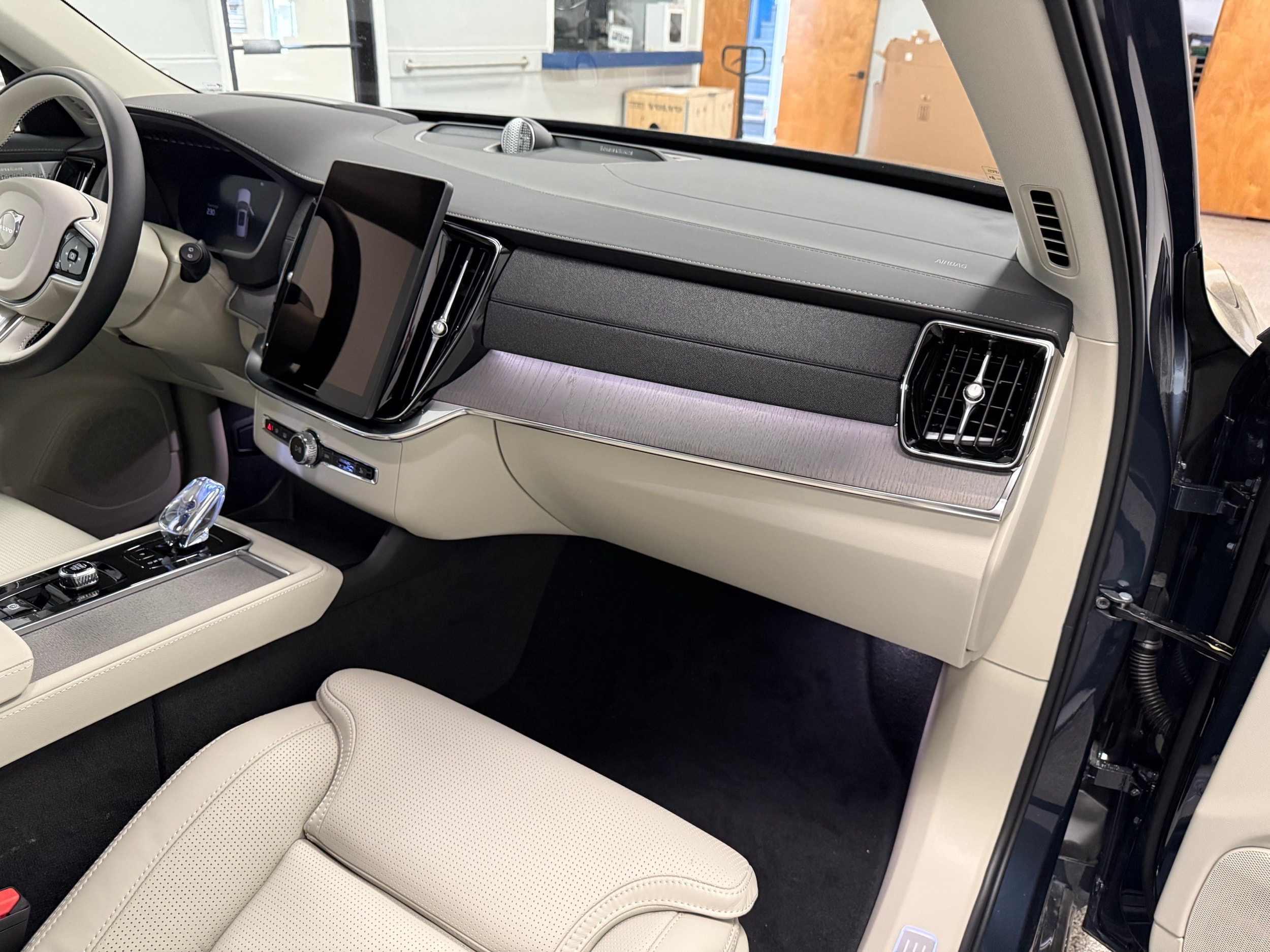 new 2025 Volvo XC90 car, priced at $76,045