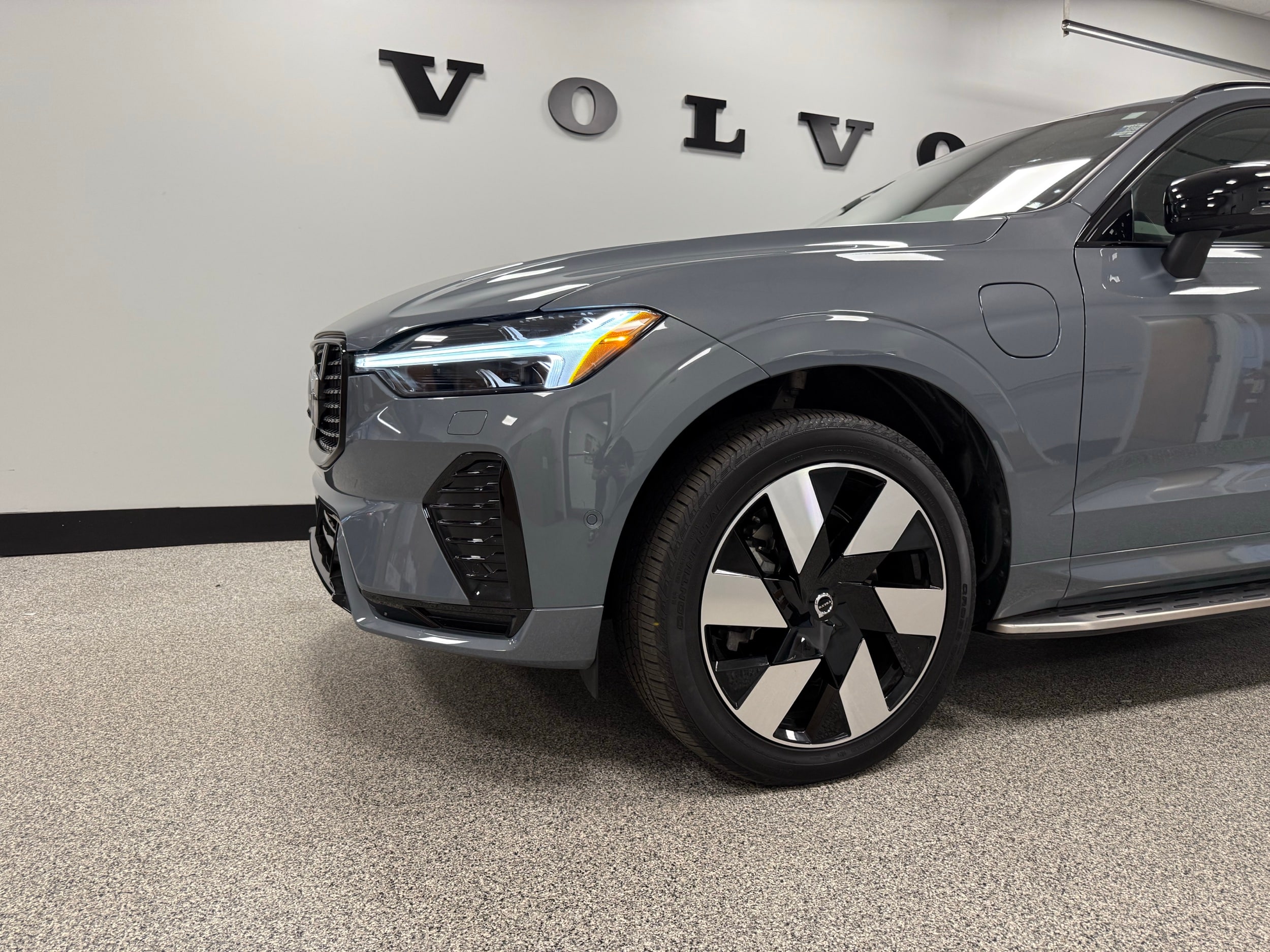 new 2024 Volvo XC60 plug-in hybrid car, priced at $59,920