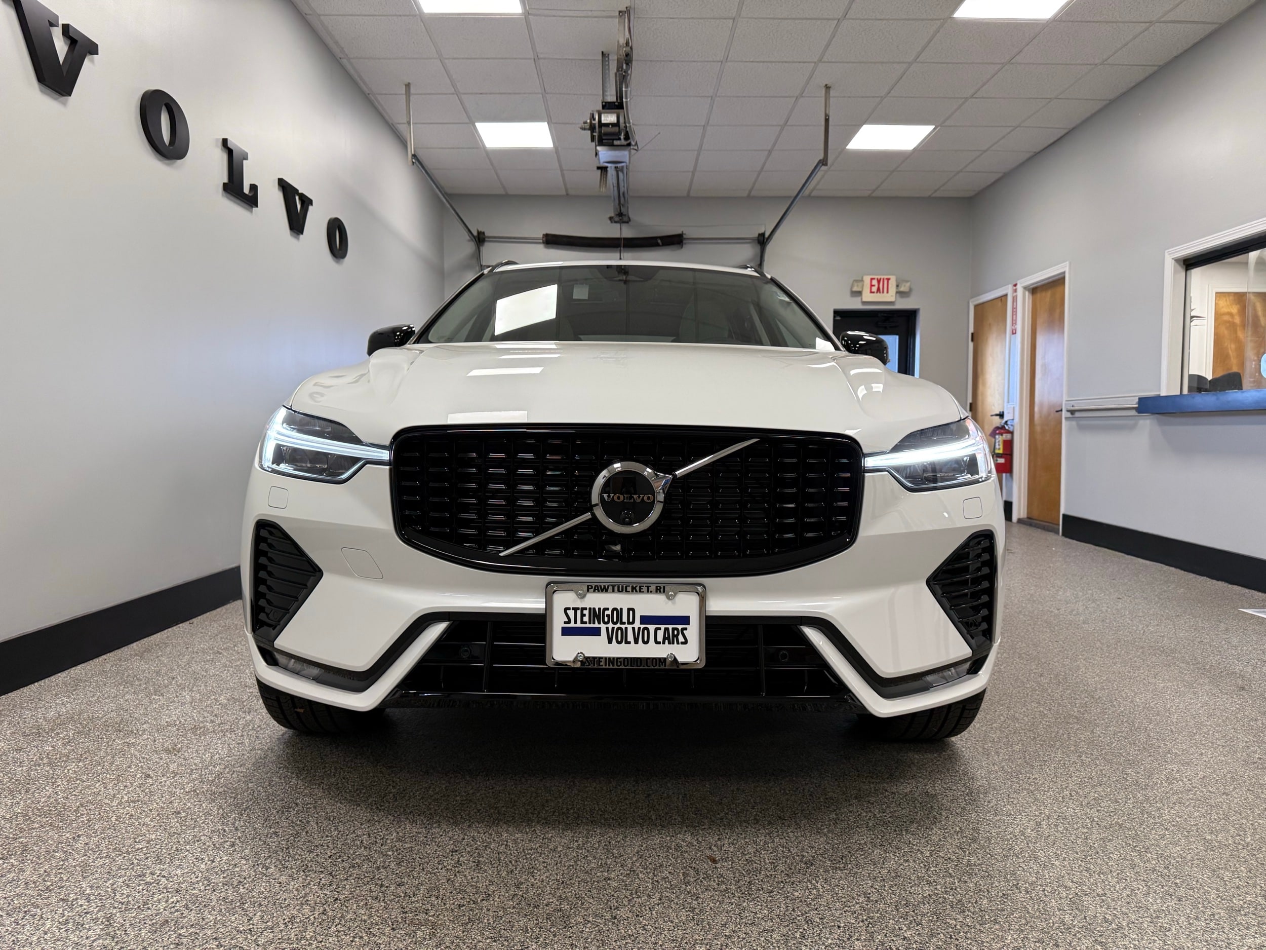 new 2025 Volvo XC60 car, priced at $60,660